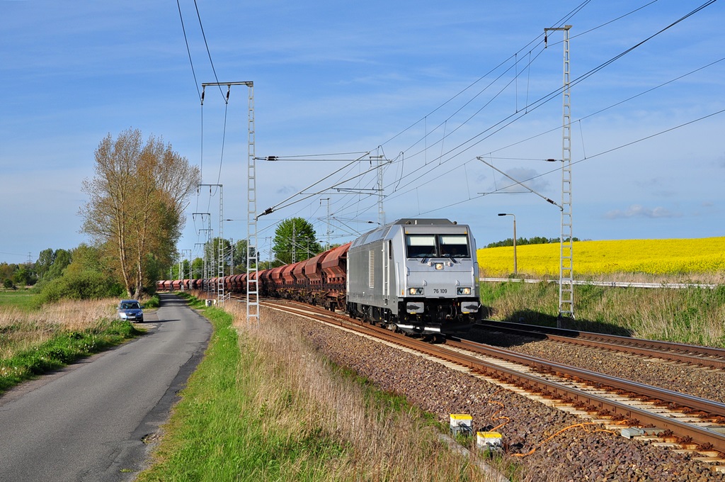 Die 76 109 von Raildox brummt am 04.05.2014 mit einem Düngerzug aus Poppendorf durch den Abzw.Riekdahl in Richtung Dalwitzhof.