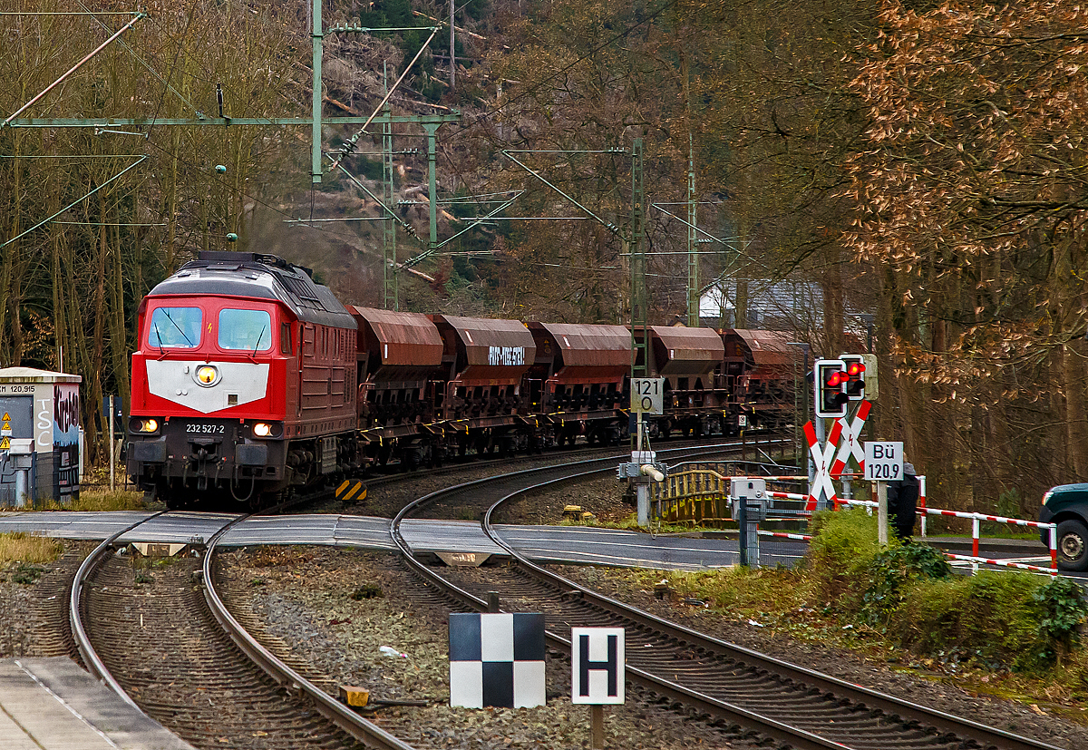 Die „Ludmilla“ 233 527-2 (92 80 1233 527-2 D-WFL) der WFL - Wedler Franz Logistik GmbH & Co. KG (Potsdam) fhrt am 03.12.2021 mit einem Schotterzug durch den Bahnhof Kirchen/Sieg in Richtung Siegen.

Die Ludmilla bzw. V 300 wurde 1977 von LTS (Luhanskyj Teplowosobudiwnyj Sawod , auch bekannt als Lokomotivfabrik Lugansk (ehemals Woroschilowgrad) unter der Fabriknummer 0762 gebaut und als DR 132 527-3 an die Deutsche Reichsbahn (DR) geliefert. Zum 01.01.1992 erfolgte die Umzeichnung in DR 233 527-2 und zum 01.01.1994 dann in DB 233 527-2. Im Jahre 2015 wurde sie bei der DB Cargo ausgemustert und 2018 an die WFL verkauft.

Die Lokomotiven dieser Baureihe sind fr den mittleren und schweren Streckendienst geeignet. Die Leistung vom wird von einem Kolomna 5D49 direkteinspritzenden 16-Zylinder-Viertakt-Dieselmotor mit Abgasturbolader und Ladeluftkhlung, 4 Ventile pro Zylinder, sowie mit Zylindergruppenabschaltung vom bereitgestellt. Die Hchstgeschwindigkeit betrgt 120 km/h. 

Weitere TECHNISCHE DATEN der BR 234:
Hersteller: Lokomotivfabrik „Oktoberrevolution“Lugansk
Spurweite: 1435 mm (Normalspur)
Achsformel: Co’Co’
Lnge ber Puffer: 20.820 mm
Drehzapfenabstand: 11.980 mm
Achsstand im Drehgestell: 2 x 1.850 mm (3.700 mm)
Breite des Lokkastens: 2.950 mm
Hhe ber Schienenoberkannte: 4.590 ber SOK
Dienstgewicht: 124 t
Radsatzfahrmasse: 20,6 t
Anfahrzugkraft: 294 kN
Dauerzugkraft: 194 kN
Hchstgeschwindigkeit: 120 km/h
Treibraddurchmesser: 1.050 mm (neu) / 952 mm (abgefahren)

Motorart: direkteinspritzenden V-16-Zylinder-Viertakt-Dieselmotor mit Abgasturbolader und Ladeluftkhlung, 4 Ventile pro Zylinder, mit Zylindergruppenabschaltung
Motorentyp: Kolomna 5D49
Motorhubraum: 220,9 l
Ladeluftdruck: 1,3 bar
Einspritzbeginndruck: 320 bar
Max. Verbrennungsdruck: 115 bar
Motorleistung: 2.230 kW (3.000 PS)

Leistungsbertragung: elektrisch
Traktionsgeneratortyp: GS-501A
Traktionsgeneratorleistung: 2.190kW
Traktionsleistung: 1.830 kW (6 x 305 kW)
Anzahl der Fahrmotoren: 6 vom Typ ED 118
Tankinhalt: max. 6.000 l (Grenzwertberwacht bei 5.400 l)
Bremse: KE-GPR + E mZ