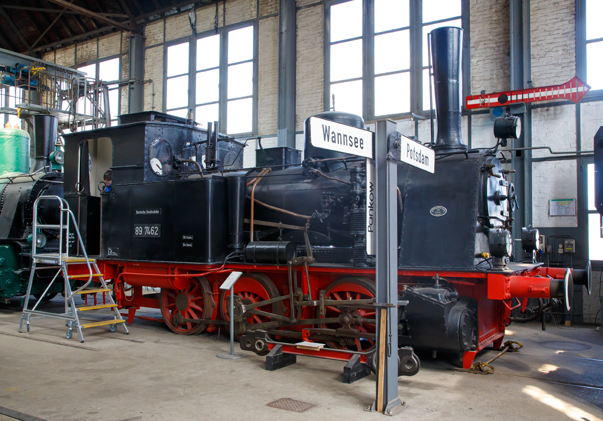 Die 89 7462 (ex preußische T 3 „Hannover 1854“ bzw. „Hannover 6193“) am 09.04.2016 im DB Museum Koblenz. 
Die Lokomotive 89 7462 wurde von der Eisengießerei und Maschinenfabrik Christian Hagans in Erfurt 1904 unter der Fabriknummer 499 gebaut und als T3 „Hannover 1854“ von der preußischen Staatsbahn im Jahre 1904 in Dienst gestellt.

Die Lokomotiven der Gattung T 3 der Preußischen Staatseisenbahnen waren laufachslose, dreifach gekuppelte Tenderlokomotiven. Es waren zusammen mit den zweiachsigen T 2 die ersten Dampflokomotiven, die nach den Normalien gebaut wurden. Die ersten Exemplare lieferte Henschel im Jahr 1882. Die preußische Baureihe T 3 wurden im Nebenbahndienst sowie im Rangierdienst verwendet. Sie wurden ab 1882 gebaut und waren 

Viele dieser Loks wurden bereits in den zwanziger und dreißiger Jahren ausgemustert. Einige hielten sich jedoch bis Anfang der sechziger Jahre bei beiden deutschen Bahnverwaltungen. Die Lokomotive 89 7462 wurde 1960 ausgemustert und anschließend als Spielgerät im Kölner Zoo aufgestellt.

Im Herbst 1999 wurde die Lok an das DB Museum zurückgegeben und anschließend nach Koblenz überführt. Hier wurde die Lok wieder von der BSW-Gruppe äußerlich aufgearbeitet. Das Restaurierungsziel war die Wiederherstellung des letzten Betriebszustands. Die Lok wurde zu ihrem 100. Geburtstag im Jahr 2004 restauriert der Öffentlichkeit vorgestellt.

Die T 3 hatten ein Nassdampf-Triebwerk mit zwei Zylindern, die auf die mittlere Kuppelachse wirkten. Die Flachschieber wurden von einer außenliegenden Allan-Steuerung bewegt. Der Wasservorrat war in einem Rahmenwasserkasten unter dem Kessel untergebracht; die Kohlenkästen befanden sich links und rechts der Feuerbüchse vor dem Führerhaus.


TECHNISCHE DATEN der Baureihe: 
Spurweite: 1.435 mm
Achsfolge/Bauart: C n2t
Gattung: Gt 33.12
Treibraddurchmesser: 1.100 mm
Eigengewicht: 35,9 t
Länge über Puffer:  8.591 mm
Höchstgeschwindigkeit: 40 km/h
Leistung: 213 kW (290 PS)
Kesseldruck: 12 bar
Rostfläche: 1,36 qm
Verdampfungs-Heizfläche: 55,67 qm
Zylinderdurchmesser : 350 mm
Kolbenhub:  550 mm
Wasservorrat: 5 m³
Kohlevorrat: 2t
Kupplungsart: Schraubenkupplung

Quelle: DB Museum