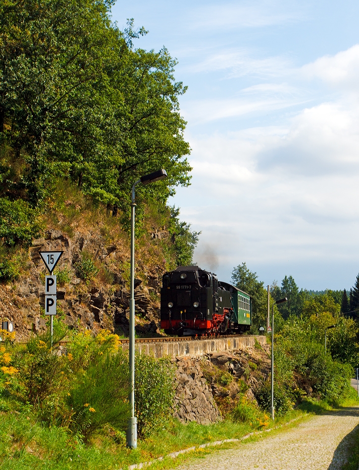 Die 99 1771-7 der Weieritztalbahn, ex (DB) DR 099 736-1, ex DR 99 771 erreicht am 26.08.2013 mit ihren Personenzug den Bahnhof Seifersdorf. 

Die 750mm DR Neubaulok wurde 1952 unter der Fabriknummer 32010 bei VEB Lokomotivbau Karl Marx in Babelsberg gebaut.