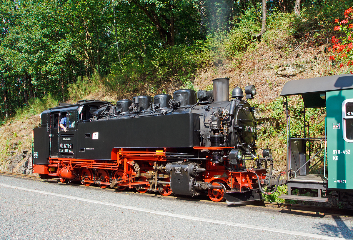 Die 99 1771-7 der Weieritztalbahn, ex (DB) DR 099 736-1, ex DR 99 771 erreicht am 26.08.2013 mit ihren Personenzug den Bahnhof Seifersdorf. 

Die 750mm DR Neubaulok der Baureihe 99.77–79 (schsische VII K Neubau) wurde 1952 unter der Fabriknummer 32010 bei VEB Lokomotivbau Karl Marx in Babelsberg (vormals O&K) gebaut.
Neben der Baureihe 99.73–76 (schsische VII K Altbau) gehren diese Lokomotiven mit 600 PS (441 KW)Leistung zu den Leistungsstrksten Loks der Spurweite 750 mm.

Technische Merkmale:
Entsprechend den damals modernen Baugrundstzen sind die Lokomotiven komplette Schweikonstruktionen. uerlich auffllige Unterschiede zur Vorgngerbaureihe 99.73-76 sind der fehlende Vorwrmer mit Kolbenspeisepumpe und die den Fhrerstand vollstndig abschlieenden hohen Tren.
Im Unterschied zum Barrenrahmen der 99.73–76 erhielten die Maschinen einen 30 mm starken Blechrahmen, wie er sich schon bei der Baureihe 52 bewhrt hatte.

Wie auch bei der Einheitslok ist die dritte Kuppelachse Treibachse und die Laufachsen werden in Bisselgestellen mit  120 mm Seitenverschiebbarkeit gefhrt.  Die erste, dritte und fnfte Kuppelachse sind fest im Rahmen gelagert, die zweite und vierte sind  24 mm seitenverschiebbar und die Treibachse ist spurkranzlos. Daraus ergibt sich ein fester Achsstand von 4000 mm.

Die Fahrzeuge fhren 5,8 m Wasser und 3,6 Tonnen Kohle mit. Unterschiedlich sind die Lichtmaschinen. Die Maschinen auf Rgen sind mit Einheitsturbogeneratoren mit 0,5 kW Leistung ausgerstet. In Sachsen, wo die gesamte Energie fr den Wagenzug von der Lok erzeugt wird, werden deutlich grere Lichtmaschinen mit einer Leistung von 10 kW verwendet.

Technische Daten:
Bauart:  1’E1’ h2t
Gattung:  K 57.9
Spurweite:  750 mm
Lnge ber Kupplung:  11.300 mm
Lnge:  10.000 mm
Hhe:  3.550 mm
Fester Radstand:  4.000 mm
Gesamtradstand:  7.600 mm
Kleinster bef. Halbmesser:  50 m
Leermasse:  41,5 t
Dienstmasse:  55,0 t
Reibungsmasse:  45,0 t
Radsatzfahrmasse:  9,0 t
Hchstgeschwindigkeit:  30 km/h
Indizierte Leistung:  441 kW (600 PS)
Treibraddurchmesser:  800 mm
Laufraddurchmesser:  550 mm
Steuerungsart:  Heusinger
Zylinderanzahl:  2
Zylinderdurchmesser:  450 mm
Kolbenhub:  400 mm
Kesselberdruck:  14 bar
Anzahl der Heizrohre:  92
Anzahl der Rauchrohre:  28
Heizrohrlnge:  3200 mm
Rostflche:  2,57 m
Strahlungsheizflche:  8,50 m
Rohrheizflche:  68,40 m
berhitzerflche:  28,80 m
Verdampfungsheizflche:  76,90 m
Wasservorrat:  5,8 m
Brennstoffvorrat:  3,6 t Kohle
Lokbremse:  Knorr-Druckluftbremse (ursprnglich saugluftgesteuert) mit Zusatzbremse
Zugbremse:  Hardy-Saugluftbremse, Krting-Saugluftbremse, Knorr-Druckluftbremse
Zugheizung:  Dampf
Kupplungstyp:  Scharfenbergkupplung, auf Rgen und bei der Trusebahn Ausgleichskupplung