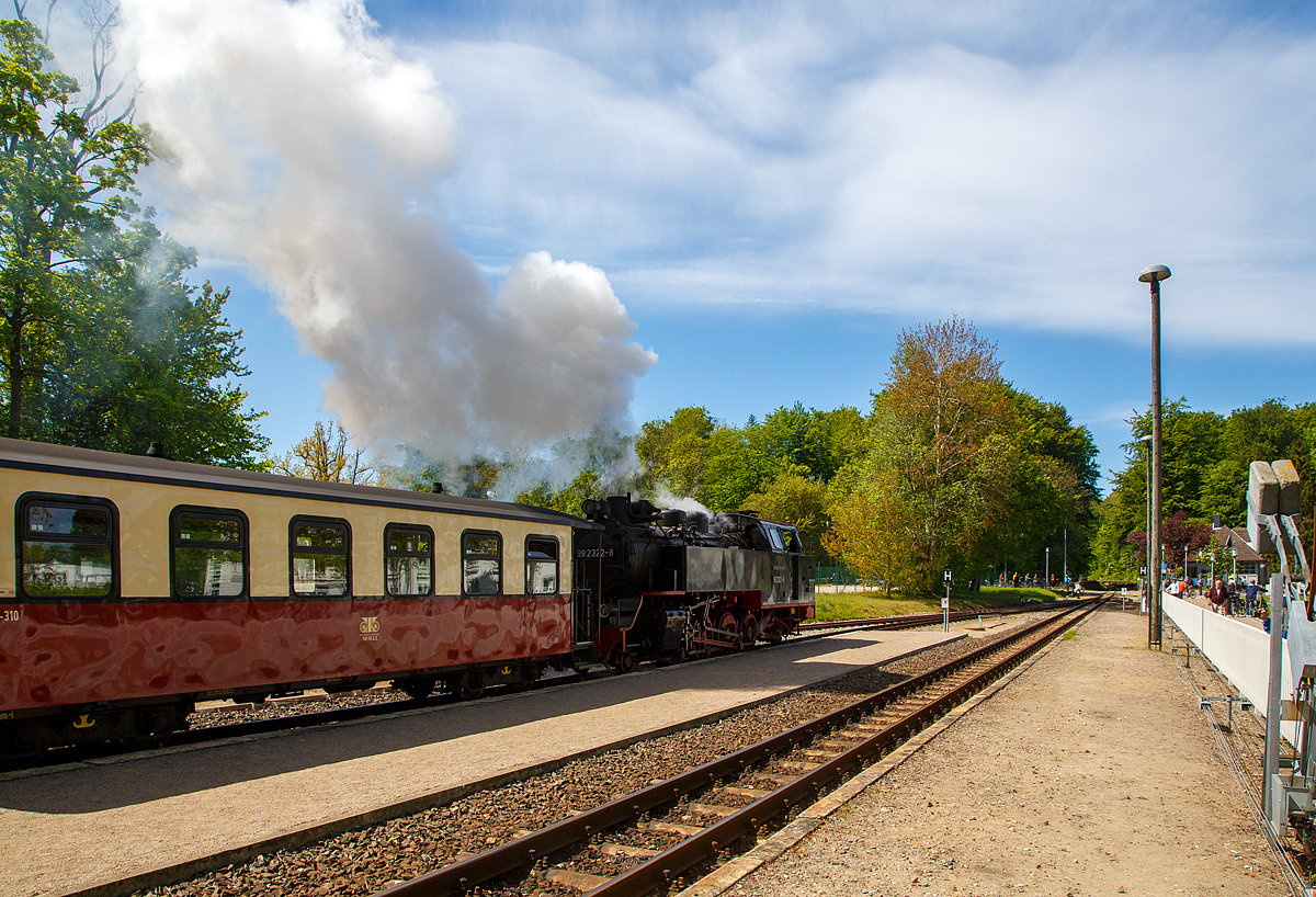 Die 99 2322-8 der Mecklenburgischen Bderbahn Molli verlsst am 15.05.2022 mit dem MBB Dampfzug (von Bad Doberan nach Khlungsborn-West) den Bahnhof Heiligendamm.

Die 900 mm-Schmalspur-Dampflok der DR-Baureihe 99.32 wurde1932 von O&K (Orenstein & Koppel, Berlin) unter der Fabriknummer 12401 gebaut und an die DRG - Deutsche Reichsbahn-Gesellschaft als 99 322, fr die Bderbahn Bad Doberan–Khlungsborn, geliefert.

Lebenslauf
1932  bis 1970 DRG, DRB bzw. DR 99 322
01.06.1970 Umzeichnung in DR 99 2322-8 
01.01.1992 Umzeichnung in DR 099 902-9
01.01.1994 DB 099 902-9 
Seit dem 04.10.1995 Mecklenburgische Bderbahn Molli GmbH, Bad Doberan MBB 99 2322-8