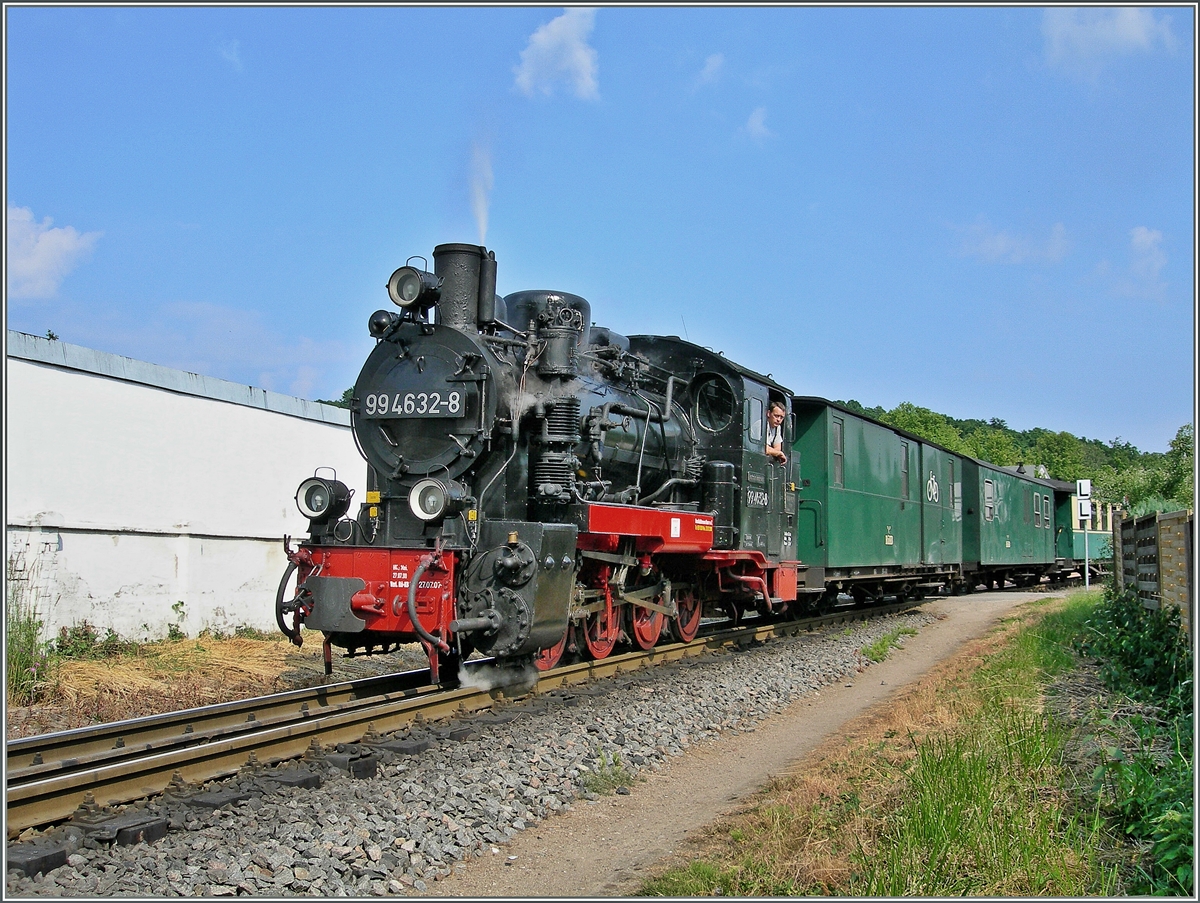 Die 99 4632-8 hat mit ihrem Personenzug soeben den Kleinbahnbahnhof von Binz  verlassen.
7. Juni 2007