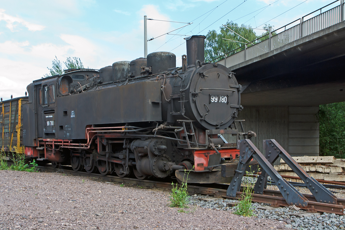 Die 99 780 , ex DB  099 744-5,  ex DR 099 744-5, ex DR  99 1780-8  der Weieritztalbahn, schon leider seit Jahren in Freital-Hainsberg abgestelt, hier am 26.08.2013. Diese Lok war jahrlang im Thumer Netz und auf anderen Strecken unterwegs, so z. B. Cranzahl-Oberwiesenthal oder auch im Wilsdruffer Netz. Seit Jahren steht sie abgestellt in Freital-Hainsberg und rostet vor sich hin. Die Deutsche Bahn hat sie wohl 1993 z-gestellt, aber nicht verschrottet.


Die Lok wurde 1953 unter der Fabriknummer 32019 bei VEB Lokomotivbau Karl Marx in Babelsberg (vormals O&K) gebaut.