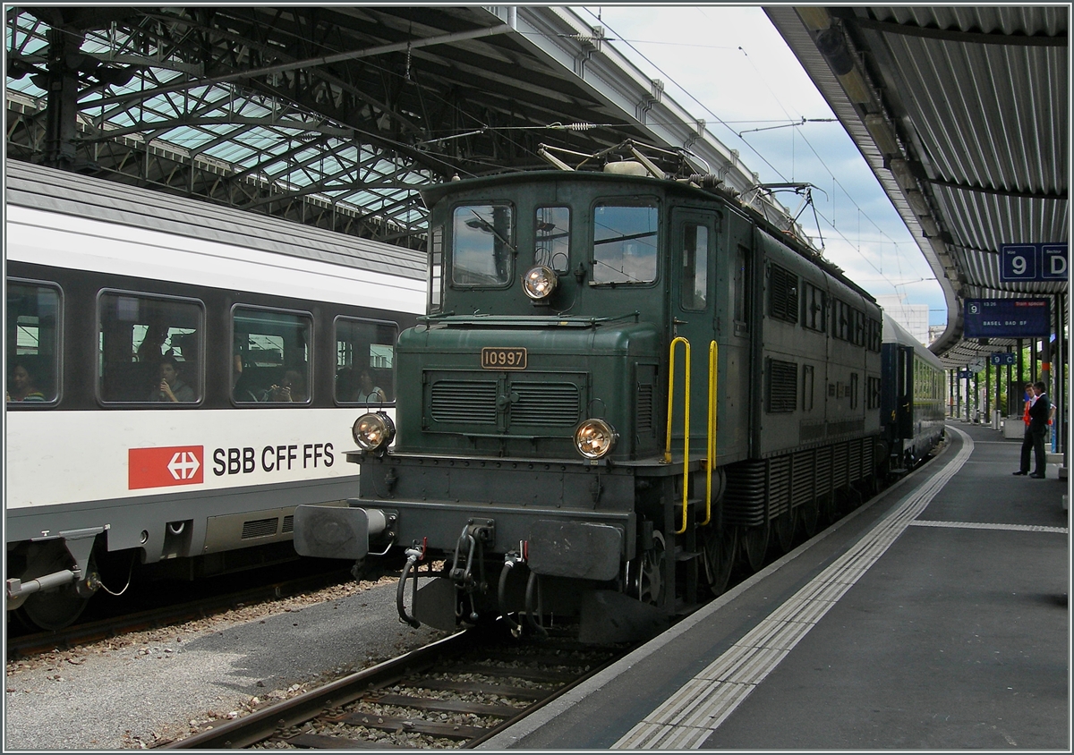 Die Ae 4/7 10997 mit dem nur aus einem Wagen bestehenden Sonderzug um  Tatoo -Vorstellung in Basel wartet in Lausanne auf die Abfahrt. 
25. Juli 2015