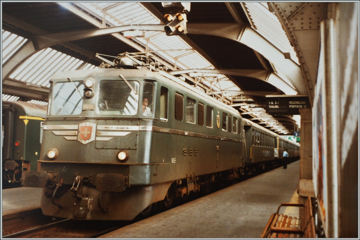 Die Ae 6/6 11402 mit einem Regionazug nach Pfäffikon SZ kurz vor der Abfahrt in Zürich HB.
Sept. 1984  
