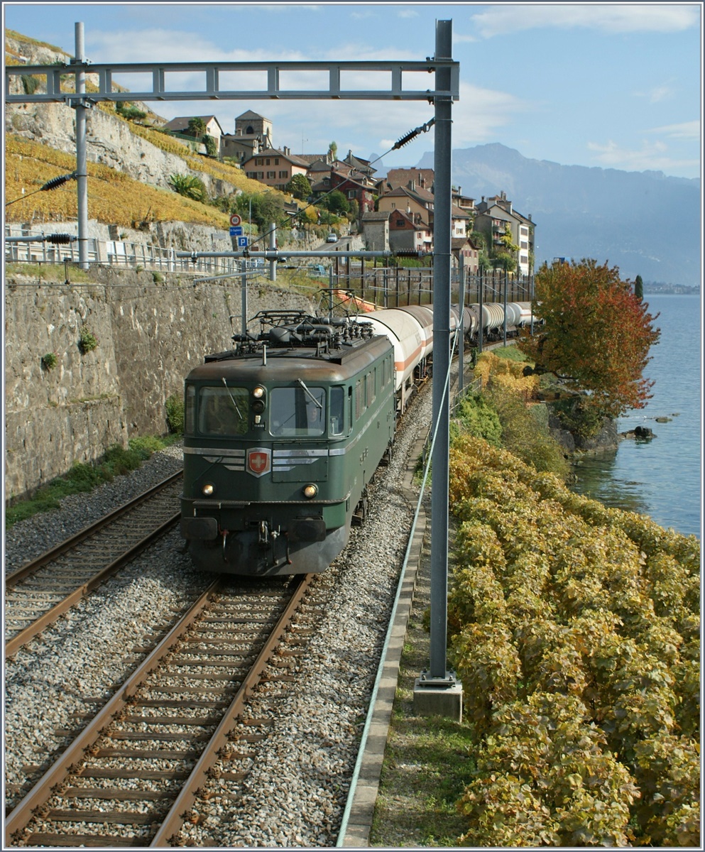 Die Ae 6/6 11405  Nidwalden  mit einem Güterzug bei St-Saphorin.
20. Okt. 2008