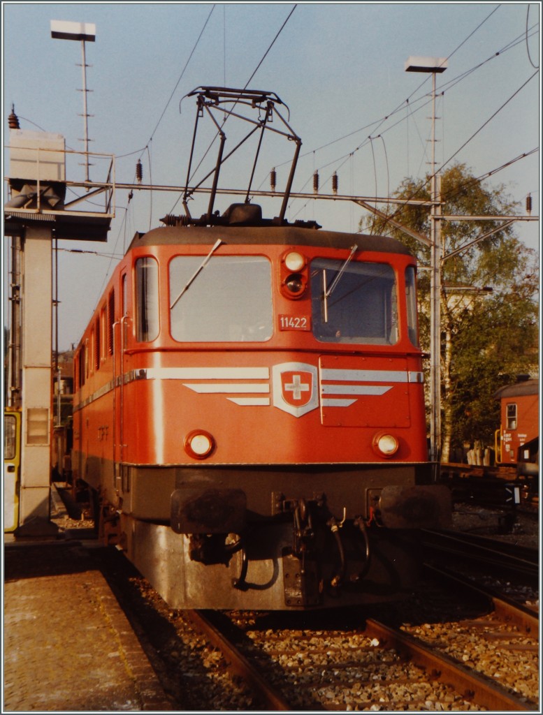 Die Ae 6/6 11422 in Beromünster. Die Ae 6/6 besorgen den Güterzugsdienst auf der Strecke, der dank der Aluminiumwerke in Menziken und dem Stückgutverkehr in Reinach teilweise recht stark sein konnte.
Sommer 1987