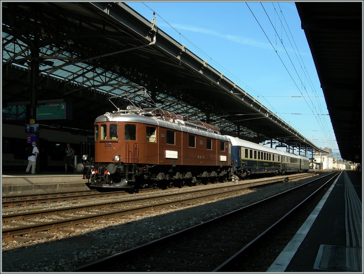 Die Ae 6/8 208 wartet in Lausanne mit einem Extrazug Richtung Wallis auf die Weiterfahrt.

7. Juni 2015