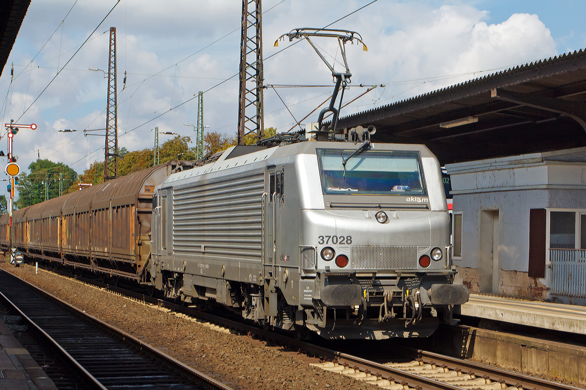 
Die akiem 37028 (91 87 0037 028-4 F-AKIEM), ex SNCF Fret 437028, fhrt am 27.08.2014 mit einem Gterzug durch den Hbf Hanau in Richtung Sden. 

Die Alstom Prima 3U15 wurde 2004 von Alstom unter der Fabriknummer FRET T 028 gebaut und an die Fret SNCF geliefert, 2008 ging sie dann an die AKIEM S.A.S.. 

Die franzsische Leasinggesellschaft fr Lokomotiven AKIEM ist eine Tochtergesellschaft der SNCF, sie ist neben der MRCE Dispolok der fhrende Vermieter von Lokomotiven auf dem kontinentaleuropischen Bahnmarkt.


Die BB 37000 / 37500 ist eine elektrische Lokomotive aus der Prima Familie von Alstom. Sie ist auf den Franzsischen, Deutschen und Schweizerischen Netzen, mit 1,5 kV Gleichstrom, 15 kV 16,7 Hz und 25 kV 50 Hz Wechselstom betriebsfhig. Ausgestattet mit statischen IGBT Stromrichter und Asynchronfahrmotoren, hat die Lokomotive eine Dauerleistung von 4200 kW und kann eine Anfahrzugkraft von 320 kN aufbringen.
Die AKIEM hat 68 dieser Loks im Bestand.

Technische Daten:
Spurweite: 1.435 mm (Normalspur)
Achsformel: Bo’Bo’
Lichtraumprofil: UIC 505-1
Lnge ber Puffer: 19.720 mm
Drehzapfenabstand: 10.600 mm
Achsabstand im Drehgestell: 2.600 mm
Raddurchmesser (neu): 1.150 mm
Hhe: 4.310 mm
Breite: 2.857 mm
Dienstgewicht: 89 t
Achslast: 22,25 t
Hchstgeschwindigkeit: 140 km/h (F) / 120 km/h (D)
Dauerleistung: 4.200 kW
Anfahrzugkraft: 320 kN
Dauerzugkraft: 250 kN bei 57 km/h
Stromsysteme: 1,5 kV= / 25 kV, 50 Hz AC sowie 15 kV, 16,7 Hz AC
Anzahl der Fahrmotoren: 4  Asynchronmotoren
Elektrische Bremse: Nutzbremse / Widerstandbremse 2600 kW
Zulassungen: Frankreich, Deutschland, Schweiz
Zugsicherung: KVB, RPS, GSMR Zugfunk, 
PZB, LZB (Deutschland)
ZUB, Signum (Schweiz)
Mehrfachtraktion:  ja