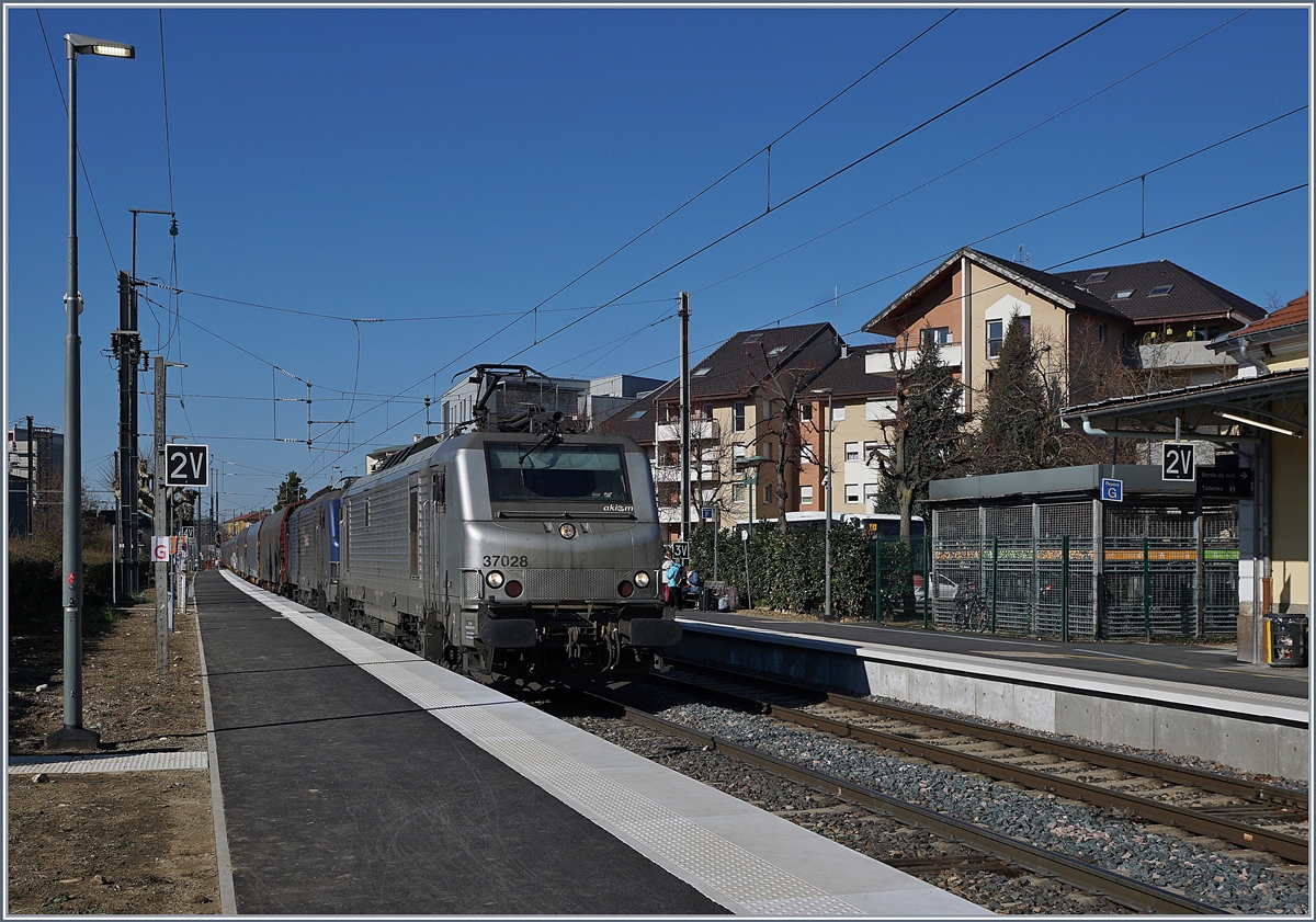 Die  akiem  BB 37028 und eine weitere fahren mit einem langen EVIAN (Mineralwasser)-Güterzug durch den Bahnhof vom Thonon.

Werktags verkehren bis zu sechs solche Güterzugspaare.


27. März 2019