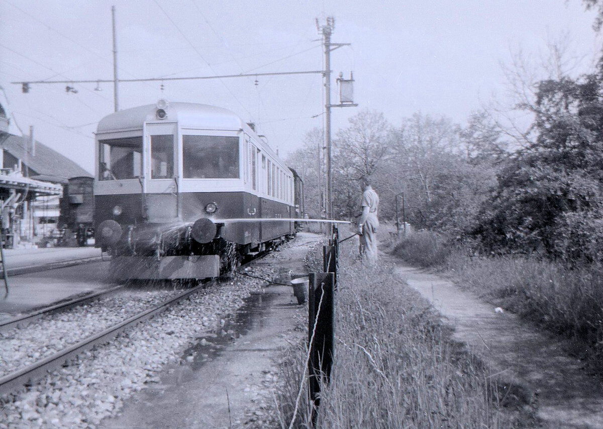 Die alte Sensetalbahn: Be 4/4 106 (ex-SOB) wird in Laupen gewaschen. 21.Mai 1963. 