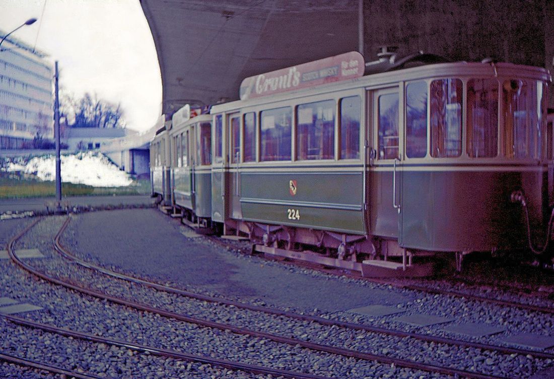 Die alten Berner Zweiachs-Anhänger: Ersatzwagen von 1934-36, 221-226: So sah einst die Endstation Ostring aus. Wagen 224 von 1935 ist zum Ostring geschleppt worden, um später am Nachmittag einem Standard-Tramzug beigegeben zu werden. 28.November 1966. Wagen 224 wurde 1972 abgebrochen.   
