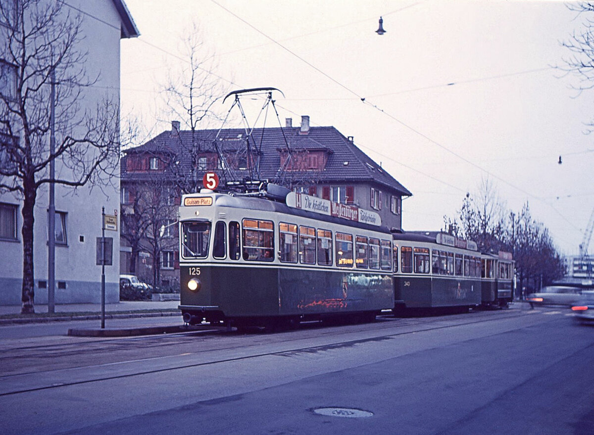 Die alten Berner Zweiachs-Anhänger: Vorserien-Anhänger 228 ist hier einem Standard-Tramzug (125-340-228) mitgegeben auf einer durchgehenden Verbindung Ostring - Guisan Platz. Sonnenhof, 28.November 1966 