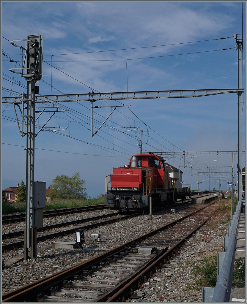 Die Am 841 004-5 mit eine Ks bei der Durchfahrt in Grandvaux. 
26. Mai 2016