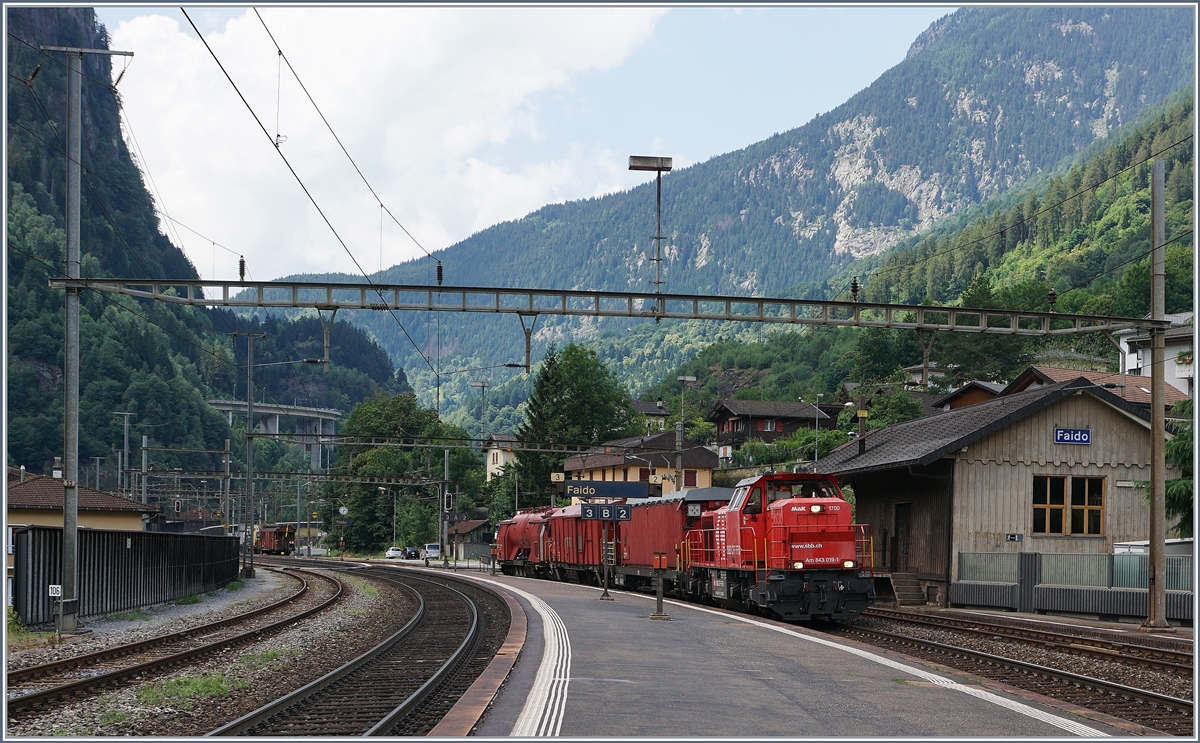 Die Am 843 019-1 mit ihrem Hilfszug auf Übungsfahrt erreicht Faido.
21. Juli 2016