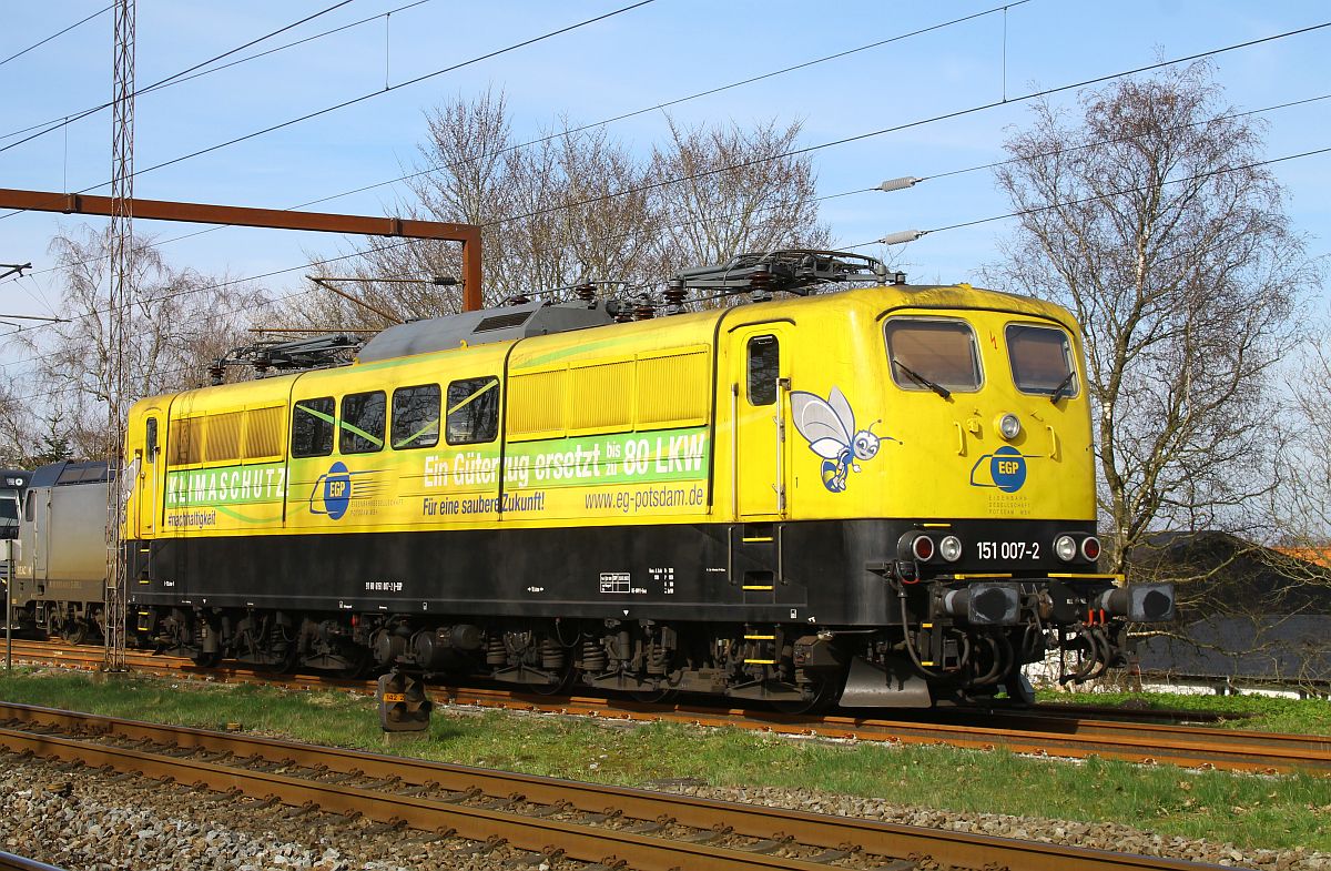 Die am Morgen mit dem Zementexpreß angekommene gelbe EGP 151 007 stand besser fotografierbar als am 21.03.2024, Pattburg  26.03.2024