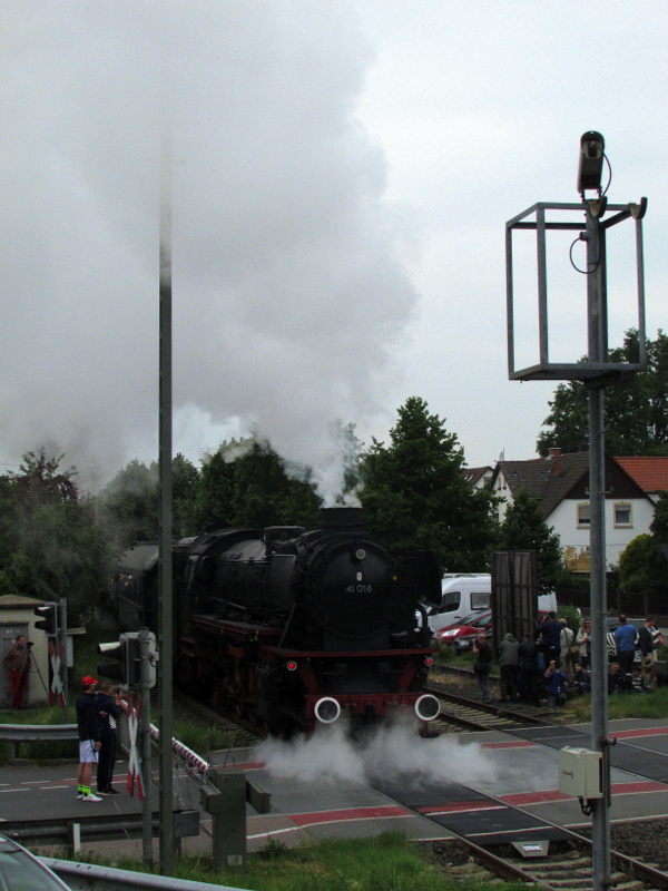 Die am Zugschlu� h�ngende 41 018(Dampflok Gesellschaft M�nchen)bei der Ausfahrt aus B�rstadt.Sie und 41 360 fuhren am 2.Tag des Dampfspektakels auf der Nibelungenbahn zwischen Bensheim und Worms