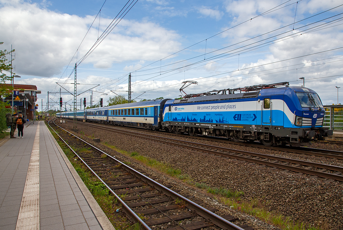 Die an die ČD - Česk drhy a.s. (Praha / Prag) vermietete Siemens Vectron MS der ELL - European Locomotive Leasing (Wien)  193 295  Kačenka  (91 80 6193 295-3 D-ELOC) rauscht am 14.05.2022, mit einer leeren IC/EC-Garnitur aus Richtung Hamburg kommend, durch den Bahnhof Bchen in Richtung Osten.

Die Siemens Vectron MS wurde 2017 von Siemens Mobilitiy in Mnchen-Allach unter der Fabriknummer 22235 gebaut und an die ELL, den Vectron Kunden, geliefert. 