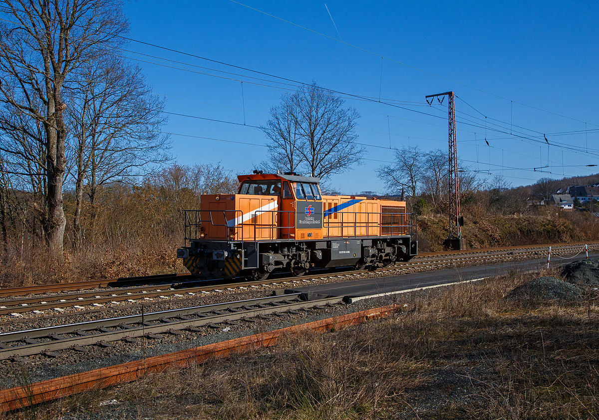 Die an die BEG - Bocholter Eisenbahngesellschaft mbH vermietete 275 105-0 (92 80 1275 105-5 D-NRAIL) eine Vossloh G 1206 der Northrail rauscht am 09.03.2022 auf Tfzf (Triebfahrzeugfahrt) durch Rudersdorf (Kr. Siegen) in nördlicher Richtung.

Die G 1206 wurde 2004 von Vossloh unter der Fabriknummer 1001491 gebaut und an die RCB rail center Bützow GmbH & Co. KG als RC 0507 „Marita Koch“ ausgeliefert. Bereits 2006 wurde sie an die MWB-Mittelweserbahn GmbH in Bruchhausen-Vilsen als MWB V 2105 verkauft. Zur Northrail kam sie dann 2013.
