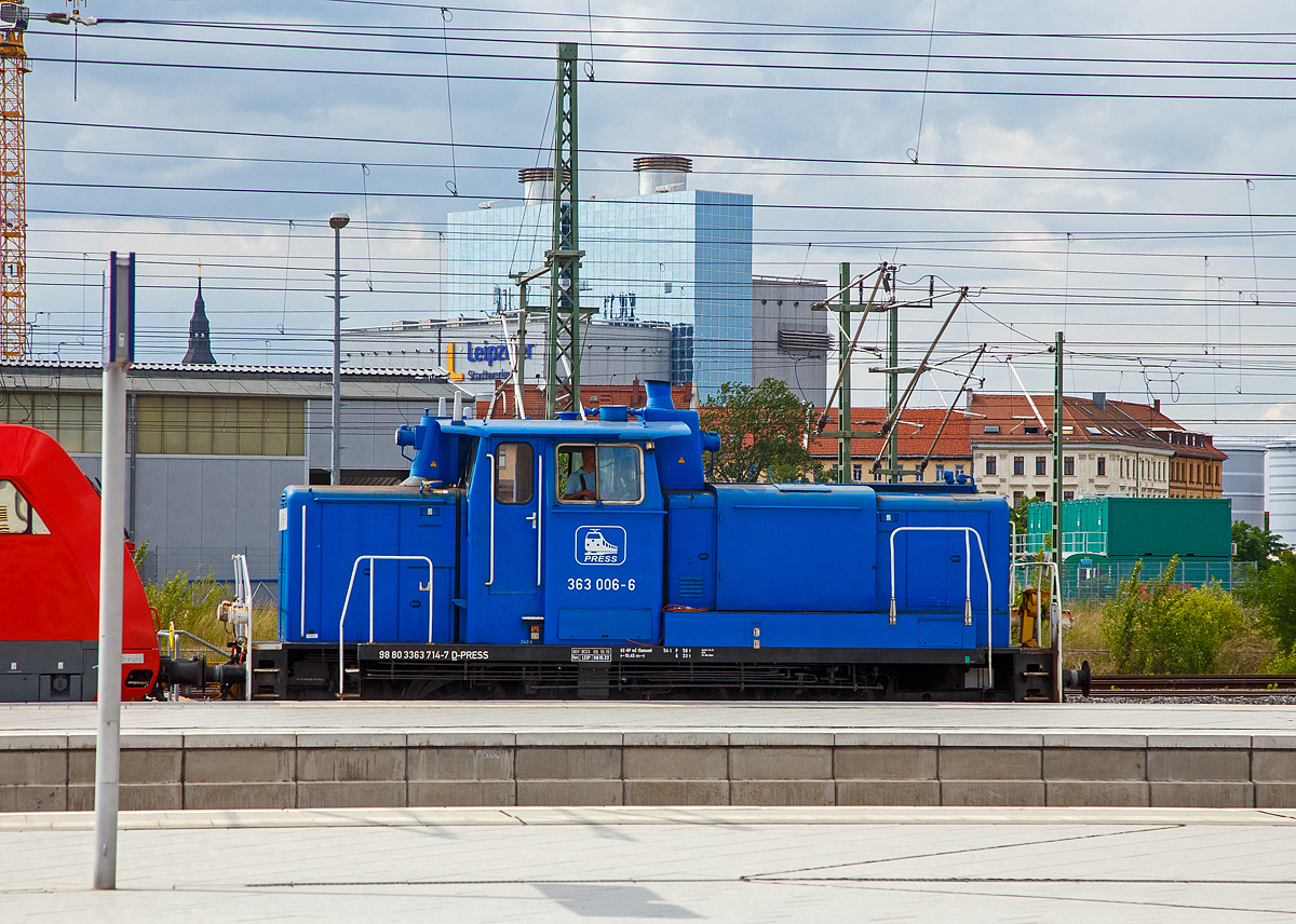 Die an die DB Cargo AG vermietete V 60 – 323 714-7 alias 323 006-6 (98 80 3363 714-7 D-PRESS) der PRESS - Eisenbahnbau- und Betriebsgesellschaft Pressnitztalbahn mbH (Jöhstadt), ex DB V 60 714, zieht am 11.06.2020 einen IC (mit zwei 101er) aus dem Hauptbahnhof Leipzig in die Abstellgruppe. 

Die V60 der schweren Ausführung wurde 1960 von MaK unter der Fabriknummer 600303 gebaut uns als V 60 714 an die DB - Deutsche Bundesbahn geliefert, 1968 erfolgte die Umzeichnung in DB 261 714-0.  Zum 01.10.1987 wurde sie, wie alle V60, zur Kleinlok und somit zur DB 361 714-9. Im Jahr 1990 erfolgte der Umbau bzw. die Ausrüstung mit Funkfernsteuerung und sie wurde dadurch zur DB 365 714-5. Die remotorisierung mit einem neuen CAT 3412E DI-TTA Motor erfolgte 2001 und sie wurde nun zur (heutigen) DB 363 714-7. Die Ausmusterung bei der DB erfolgte 2007 und sie wurde an die PRESS verkauft. Seit 2018 ist sie an die DB AG vermietet. 
