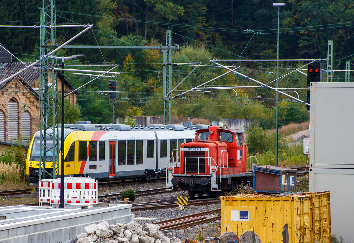 Die an die HERING Bahnbau GmbH (Burbach-Holzhausen) vermietete 364 869-8 (98 80 3364 869-8 D-BEG), eine V 60 - leichte Ausführung mit Funkfernsteuerung der BEG - Brohltal-Schmalspureisenbahn Betriebsgesellschaft mbH, ex DB 364 869-8, ex DB 360 869-2, ex DB 260 869-3 sowie ex DB V60 869, fährt am 03 Oktober 2025 auf Triebfahrzeugfahrt (solo) durch Betzdorf/Sieg in Richtung Köln.
Die V 60 der leichten Ausführung wurde 1960 von Krauss-Maffei in München-Allach unter der Fabriknummer 18631 gebaut und als DB V 60 869 an die Deutsche Bundesbahn geliefert. 1968 erfolgte die Umzeichnung in DB 260 869-3, Zum 01.10.1987 wurde sie, wie alle V 60, zur Kleinlok und somit zur DB 360 869-2. Im Jahr 1991 erfolgte der Umbau bzw. die Ausrüstung mit Funkfernsteuerung und sie wurde dadurch zur DB 364 869-8. Die Ausmusterung bei der DB erfolgte 2008 und sie wurde 2009 an die Pfalzbahn Eisenbahnbetriebsgesellschaft mbH in Frankenthal verkauft, wo sie die NVR-Nummer 98 80 3364 869-8 D-PBE trug. Seit 2024 ist sie nun bei der BEG und seit Februar 2025 an die HERING Bahnbau GmbH vermietet.
Die V60-Familie:
Die Deutsche Bundesbahn hatte nach ihrer Gründung einen Mangel an kleinen Rangierlokomotiven. Daher wurde ab 1951 eine Dieselrangierlok entwickelt, an deren Bau und Entwicklung fast alle namhaften Lokomotivfabriken beteiligt waren. Die neue Baureihe wurde zunächst als V 60 bezeichnet. Noch 1955 wurden die ersten 275 Serienloks in Auftrag gegeben, sie hatten den Motor GTO 6 von Maybach und das Dreiganggetriebe L 37 zUB von Voith.
Durch einen verstärkten Rahmen erhielten einige der Lokomotiven ein höheres Reibungsgewicht von 53 Tonnen (somit schwere Ausführung, spätere BR 261/361) statt 48,3–49,5 Tonnen. Zusätzlich konnten bei diesen Loks für den schweren Dienst noch bis zu sechs Tonnen Ballast mitgeführt werden, die Baureihenbezeichnung blieb jedoch bei V 60. Insgesamt wurden 942 Lokomotiven der leichten und schweren Ausführung zusammengenommen geliefert. Anhand der Ordnungsnummer war eine Unterscheidung der leichten und der schweren Ausführung nicht möglich, erst zum 1. Januar 1968 wurde mit der Einführung der computerlesbaren Nummern für die DB-Lokomotiven die Baureihe V 60 in die 618 Fahrzeuge umfassende Baureihe 260 (leichte Ausführung) und 322 Fahrzeuge umfassende Baureihe 261 (schwere Ausführung) aufgeteilt. Bei den vierstelligen Ordnungsnummern entfiel die führende Tausenderstelle.
Die V60 wurden 1987 als Kleinloks eingestuft und trug seitdem die Baureihenbezeichnung 360 (leichte Ausf.) bzw. 361 (schwere Ausf.). Die Einstufung als Kleinlok sparte Personalkosten, da die Bundesbahn nun keine „Lokführer“ mehr einsetzen musste, sondern „Kleinlokbediener“, deren Ausbildung günstiger war. Durch die Umstellung der Führerschein-Systematik hat die Einstufung als Kleinlok heute nur noch deklaratorische Bedeutung, die V 60 würde nach wie vor die technischen Anforderungen an „großen“ Lokomotiven gemäß EBO erfüllen. Der Einbau von Funkfernsteuerungen erlaubte Einmann-Rangierfahrten, die fernsteuerbaren Modelle wurden Baureihe 364 (leichte Bauart) bzw. 365 (schwere Bauart).
TECHNISCHE DATEN:
Spurweite: 1.435 mm (Normalspur)
Achsanordnung:  C
Länge über Puffer: 10.450 mm
Höhe: 4.540 mm
Breite: 3.100 mm
Gesamtradstand: 4.400 mm
Dienstgewicht: 48,0 t
Radsatzlast max: 16 t
Nennleistung: 465 kW (632 PS) bei 1.800 U/min
Anfahrzugkraft: 117,6 kN
Höchstgeschwindigkeit: 60 km/h (Streckengang) / 30 km/h (Rangiergang)
Kraftübertragung: hydraulisch
Antriebsart:  Blindwelle-Stangen
Kleinster bef. Halbmesser: R 100 m
Hier mal eine Übersicht der Baureihen-Bezeichnung (V60):
BR V 60 ursprüngliche Bezeichnung ab Ablieferung bis 1.1.68
BR 260 leichte Ausführung bis Okt. 1987
BR 261 schwere Ausführung bis Okt. 1987
BR 360 leichte Ausführung
BR 361 schwere Ausführung
BR 362 modernisierte leichte Ausführung mit Funk und neuen CAT 3412E DI-TTA Motor
BR 363 modernisierte schwere Ausführung mit Funk und neuen CAT 3412E DI-TTA Motor
BR 364 leichte Ausführung mit Funkfernsteuerung
BR 365 schwere Ausführung mit Funkfernsteuerung
 Die an die HERING Bahnbau GmbH (Burbach-Holzhausen) vermietete 364 869-8 (98 80 3364 869-8 D-BEG), eine V 60 - leichte Ausführung mit Funkfernsteuerung der BEG - Brohltal-Schmalspureisenbahn Betriebsgesellschaft mbH, ex DB 364 869-8, ex DB 360 869-2, ex DB 260 869-3 sowie ex DB V60 869, fährt am 03 Oktober 2025 auf Triebfahrzeugfahrt (solo) durch Betzdorf/Sieg in Richtung Köln.
Die V 60 der leichten Ausführung wurde 1960 von Krauss-Maffei in München-Allach unter der Fabriknummer 18631 gebaut und als DB V 60 869 an die Deutsche Bundesbahn geliefert. 1968 erfolgte die Umzeichnung in DB 260 869-3, Zum 01.10.1987 wurde sie, wie alle V 60, zur Kleinlok und somit zur DB 360 869-2. Im Jahr 1991 erfolgte der Umbau bzw. die Ausrüstung mit Funkfernsteuerung und sie wurde dadurch zur DB 364 869-8. Die Ausmusterung bei der DB erfolgte 2008 und sie wurde 2009 an die Pfalzbahn Eisenbahnbetriebsgesellschaft mbH in Frankenthal verkauft, wo sie die NVR-Nummer 98 80 3364 869-8 D-PBE trug. Seit 2024 ist sie nun bei der BEG und seit Februar 2025 an die HERING Bahnbau GmbH vermietet.
Die V60-Familie:
Die Deutsche Bundesbahn hatte nach ihrer Gründung einen Mangel an kleinen Rangierlokomotiven. Daher wurde ab 1951 eine Dieselrangierlok entwickelt, an deren Bau und Entwicklung fast alle namhaften Lokomotivfabriken beteiligt waren. Die neue Baureihe wurde zunächst als V 60 bezeichnet. Noch 1955 wurden die ersten 275 Serienloks in Auftrag gegeben, sie hatten den Motor GTO 6 von Maybach und das Dreiganggetriebe L 37 zUB von Voith.
Durch einen verstärkten Rahmen erhielten einige der Lokomotiven ein höheres Reibungsgewicht von 53 Tonnen (somit schwere Ausführung, spätere BR 261/361) statt 48,3–49,5 Tonnen. Zusätzlich konnten bei diesen Loks für den schweren Dienst noch bis zu sechs Tonnen Ballast mitgeführt werden, die Baureihenbezeichnung blieb jedoch bei V 60. Insgesamt wurden 942 Lokomotiven der leichten und schweren Ausführung zusammengenommen geliefert. Anhand der Ordnungsnummer war eine Unterscheidung der leichten und der schweren Ausführung nicht möglich, erst zum 1. Januar 1968 wurde mit der Einführung der computerlesbaren Nummern für die DB-Lokomotiven die Baureihe V 60 in die 618 Fahrzeuge umfassende Baureihe 260 (leichte Ausführung) und 322 Fahrzeuge umfassende Baureihe 261 (schwere Ausführung) aufgeteilt. Bei den vierstelligen Ordnungsnummern entfiel die führende Tausenderstelle.
Die V60 wurden 1987 als Kleinloks eingestuft und trug seitdem die Baureihenbezeichnung 360 (leichte Ausf.) bzw. 361 (schwere Ausf.). Die Einstufung als Kleinlok sparte Personalkosten, da die Bundesbahn nun keine „Lokführer“ mehr einsetzen musste, sondern „Kleinlokbediener“, deren Ausbildung günstiger war. Durch die Umstellung der Führerschein-Systematik hat die Einstufung als Kleinlok heute nur noch deklaratorische Bedeutung, die V 60 würde nach wie vor die technischen Anforderungen an „großen“ Lokomotiven gemäß EBO erfüllen. Der Einbau von Funkfernsteuerungen erlaubte Einmann-Rangierfahrten, die fernsteuerbaren Modelle wurden Baureihe 364 (leichte Bauart) bzw. 365 (schwere Bauart).
TECHNISCHE DATEN:
Spurweite: 1.435 mm (Normalspur)
Achsanordnung:  C
Länge über Puffer: 10.450 mm
Höhe: 4.540 mm
Breite: 3.100 mm
Gesamtradstand: 4.400 mm
Dienstgewicht: 48,0 t
Radsatzlast max: 16 t
Nennleistung: 465 kW (632 PS) bei 1.800 U/min
Anfahrzugkraft: 117,6 kN
Höchstgeschwindigkeit: 60 km/h (Streckengang) / 30 km/h (Rangiergang)
Kraftübertragung: hydraulisch
Antriebsart:  Blindwelle-Stangen
Kleinster bef. Halbmesser: R 100 m
Hier mal eine Übersicht der Baureihen-Bezeichnung (V60):
BR V 60 ursprüngliche Bezeichnung ab Ablieferung bis 1.1.68
BR 260 leichte Ausführung bis Okt. 1987
BR 261 schwere Ausführung bis Okt. 1987
BR 360 leichte Ausführung
BR 361 schwere Ausführung
BR 362 modernisierte leichte Ausführung mit Funk und neuen CAT 3412E DI-TTA Motor
BR 363 modernisierte schwere Ausführung mit Funk und neuen CAT 3412E DI-TTA Motor
BR 364 leichte Ausführung mit Funkfernsteuerung
BR 365 schwere Ausführung mit Funkfernsteuerung
