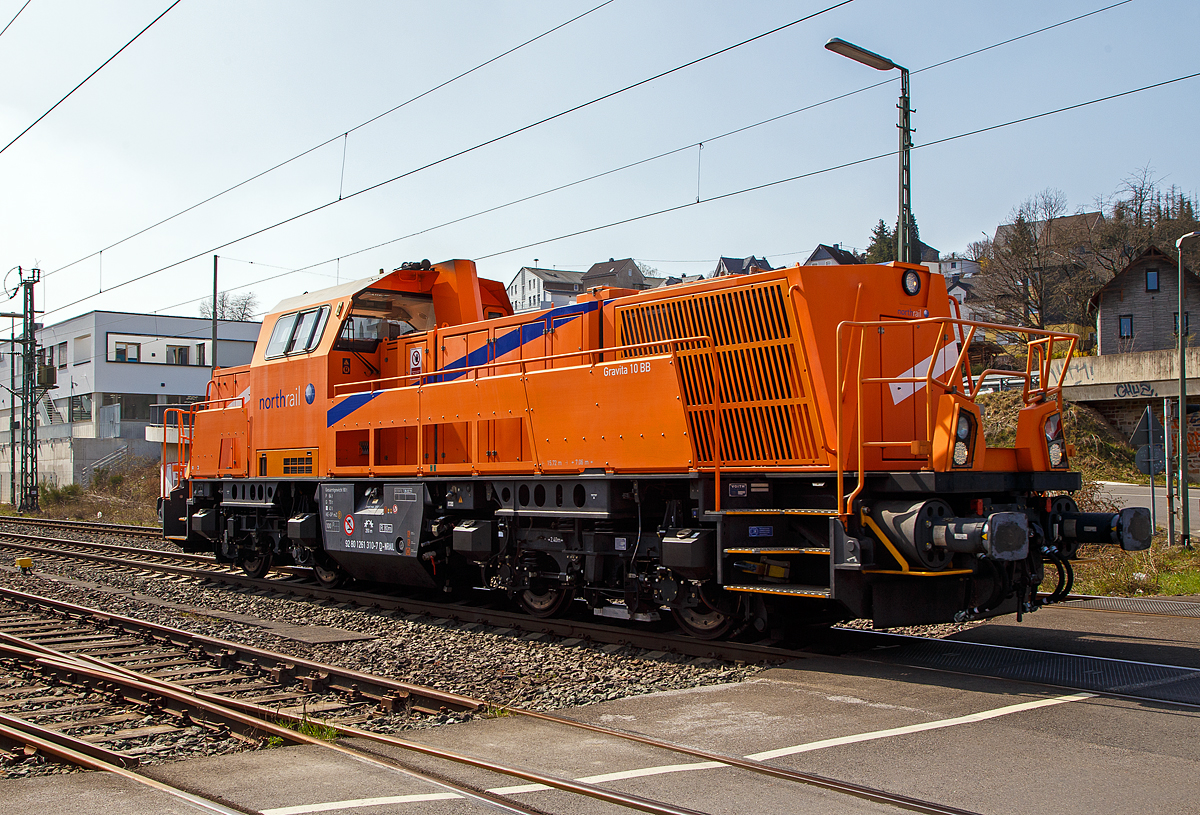 Die an die Hering Bahnbau vermietete 261 310-7  Emma  (92 80 1261 310-7 D-NRAIL), eine Voith Gravita 10 BB der northrail GmbH, fährt am 01.04.2021 als Lz bei Niederschelden über die Siegstrecke in Richtung Siegen.

Die Gravita 10 BB wurde 2012 Voith in Kiel unter der Fabriknummer L04-10011 gebaut. 