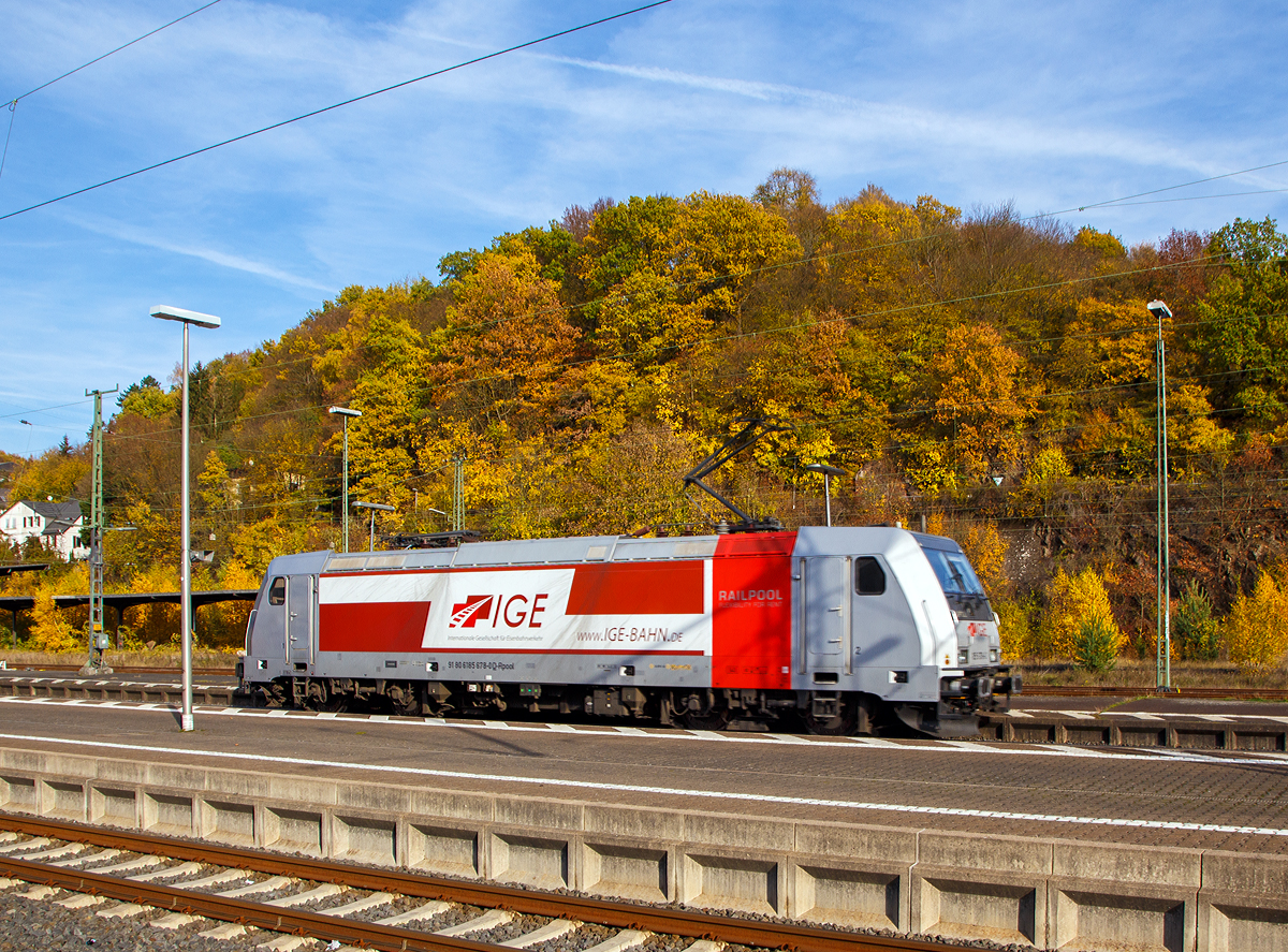 Die an die IGE - Internationale Gesellschaft für Eisenbahnverkehr vermietete Railpool 185 678-0 (91 80 6185 678-0 D-Rpool) fährt als Lz am 03.11.2018 durch den Bf Dillenburg in Richtung Siegen. 

Die TRAXX F140 AC2 wurde 2009 von Bombardier in Kassel unter der Fabriknummer 34700 gebaut.