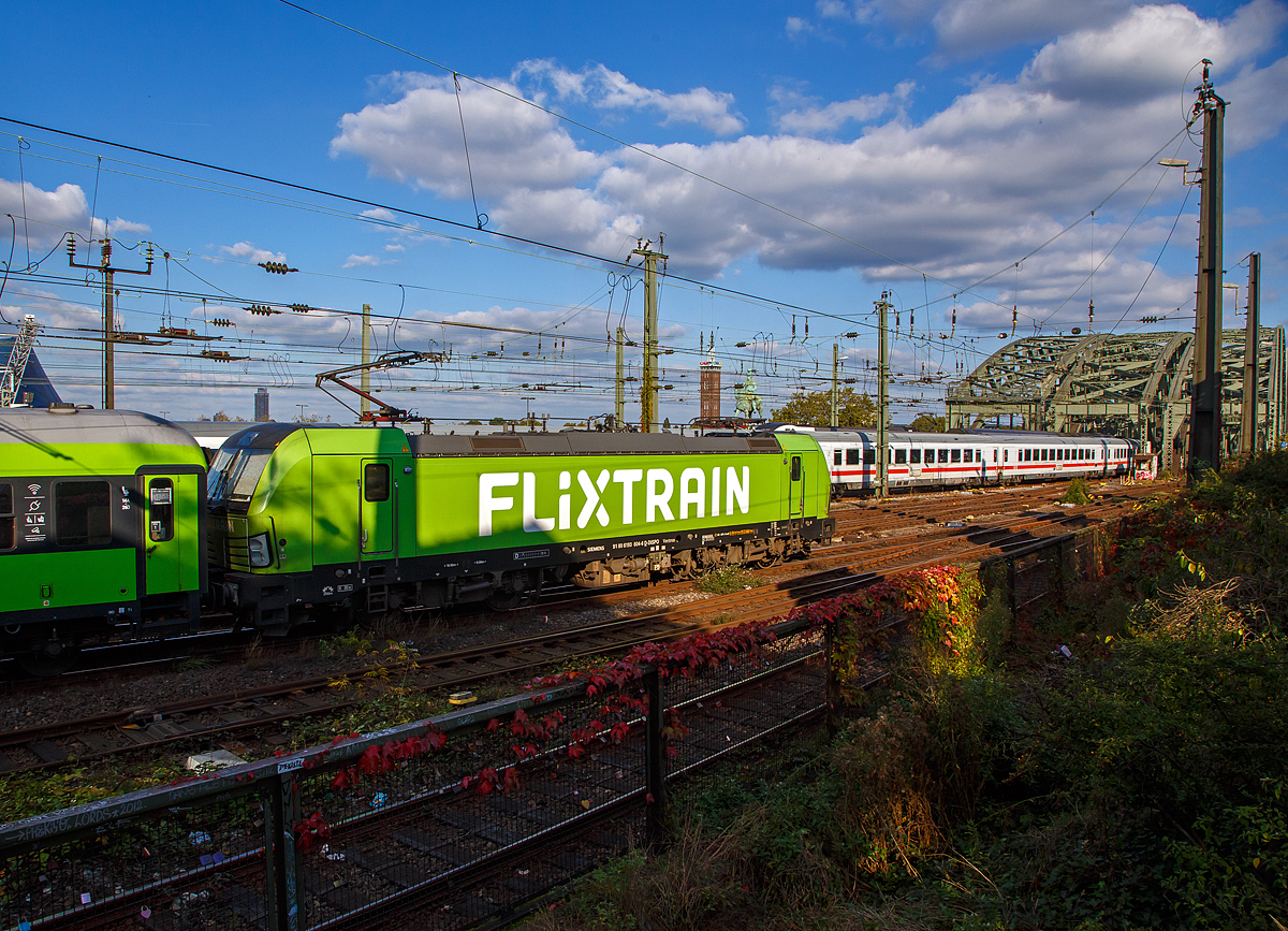 Die an die IGE - Internationale Gesellschaft für Eisenbahnverkehr für FlixTrain vermietete Siemens Vectron AC 193 604-6 / X4 E – 604 (91 80 6193 604-6 D-DISPO) der MRCE Dispolok GmbH (München) verlässt am 08.10.2021, mit dem FlixTrain FLX 30  (Zugnummer 1241) Aachen Hbf - Köln Hbf - Berlin Südkreuz, den Hauptbahnhof Köln.

Die Vectron AC wurde 2015 von Siemens Mobilitiy in München-Allach unter der Fabriknummer 21957 gebaut. Diese Vectron Lokomotive ist als AC – Lokomotive (Wechselstrom-Variante) mit 6.400 kW konzipiert und für eine Höchstgeschwindigkeit von 200 km/h zugelassen für Deutschland und Österreich. Seit Mai 2021 führt die IGE bzw. Internationale Gesellschaft für Eisenbahnverkehr IGE GmbH & Co. KG als Eisenbahnverkehrsunternehmen (EVU) den Verkehr der FlixTrain Verbindungen durch. 

Die Reisezugwagen werden von Firma Talbot-Services GmbH an FlixTrain (einschl. Full Service) vermietet. Der älteste deutsche Hersteller von Schienenfahrzeugen, die Waggonfabrik Talbot in Aachen, gehörte von 1995 bis zum 30. Juni 2013 zu Bombardier Transportation und sollte geschlossen werden. Die neue Talbot Services GmbH hat den Standort übernommen und die Weiterbeschäftigung für ca. 240 Mitarbeiter ermöglicht. Bei FlixTrain hat man sich in der Corona-Zwangspause zu einer radikalen Modernisierung entschlossen. 135 Waggons werden von Grund auf saniert. Den Auftrag erhielt Talbot Services, außerdem übernehmen die Aachener für mindestens 15 Jahre die gesamte Betreuung und Wartung der grünen Flixflotte. Das ist somit die Basisabsicherung des gesamten Unternehmens über lange Zeit.
