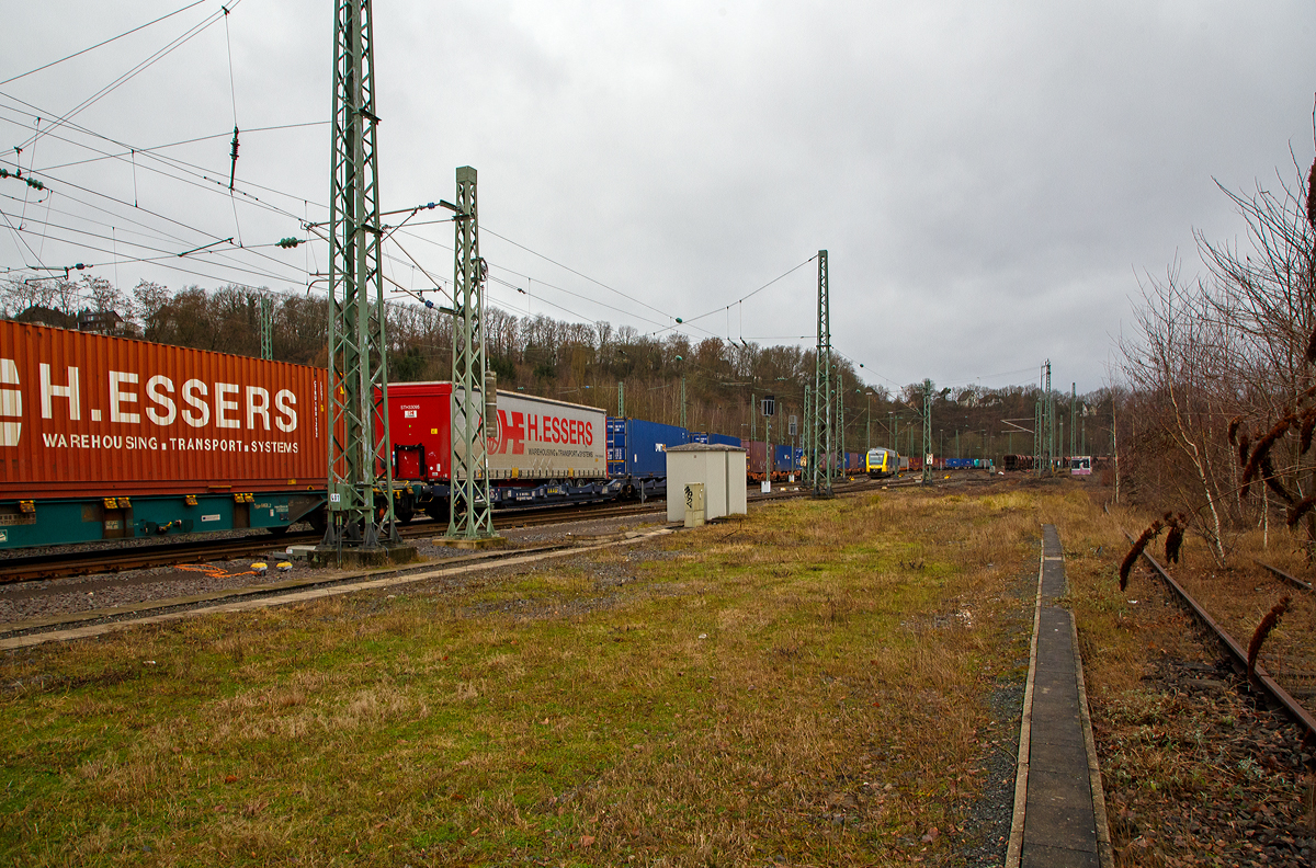 Die an die LINEAS Group NV/SA vermietete E 186 209 (91 88 7186 209-3 B-ATLU) der Alpha Trains Belgium NV/SA, ex Cobra 2817, zieht am 05.01.2022 einen sehr langen KLV-Zug durch Betzdorf/Sieg weiter in Richtung Kln. Whrend Abstellbereich vom Rbf ein LINT 41 der HLB steht.

Der Zug sieht hier schon lang aus, aber es folgen nochmal so viele Wagen.
