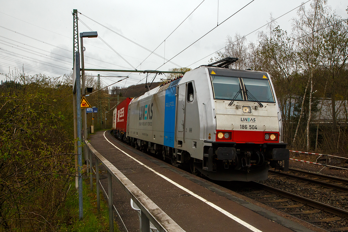 Die an die LINEAS Group NV/SA vermietete 186 504 (91 80 6186 504-7 D-Rpool) fährt am 08.04.2022 mit einem KLV-Zug durch den Bf Scheuerfeld (Sieg) in Richtung Siegen.

Die Bombardier TRAXX F140 MS(2E) wurde 2018 von Bombardier in Kassel unter der Fabriknummer KAS 35553 gebaut und an die Railpool ausgeliefert. Die Multisystemlokomotive hat die Zulassungen bzw. besitzt die Länderpakete für Deutschland, Österreich, Schweiz, Italien, Belgien und die Niederland (D/A/CH/I/B/NL).
