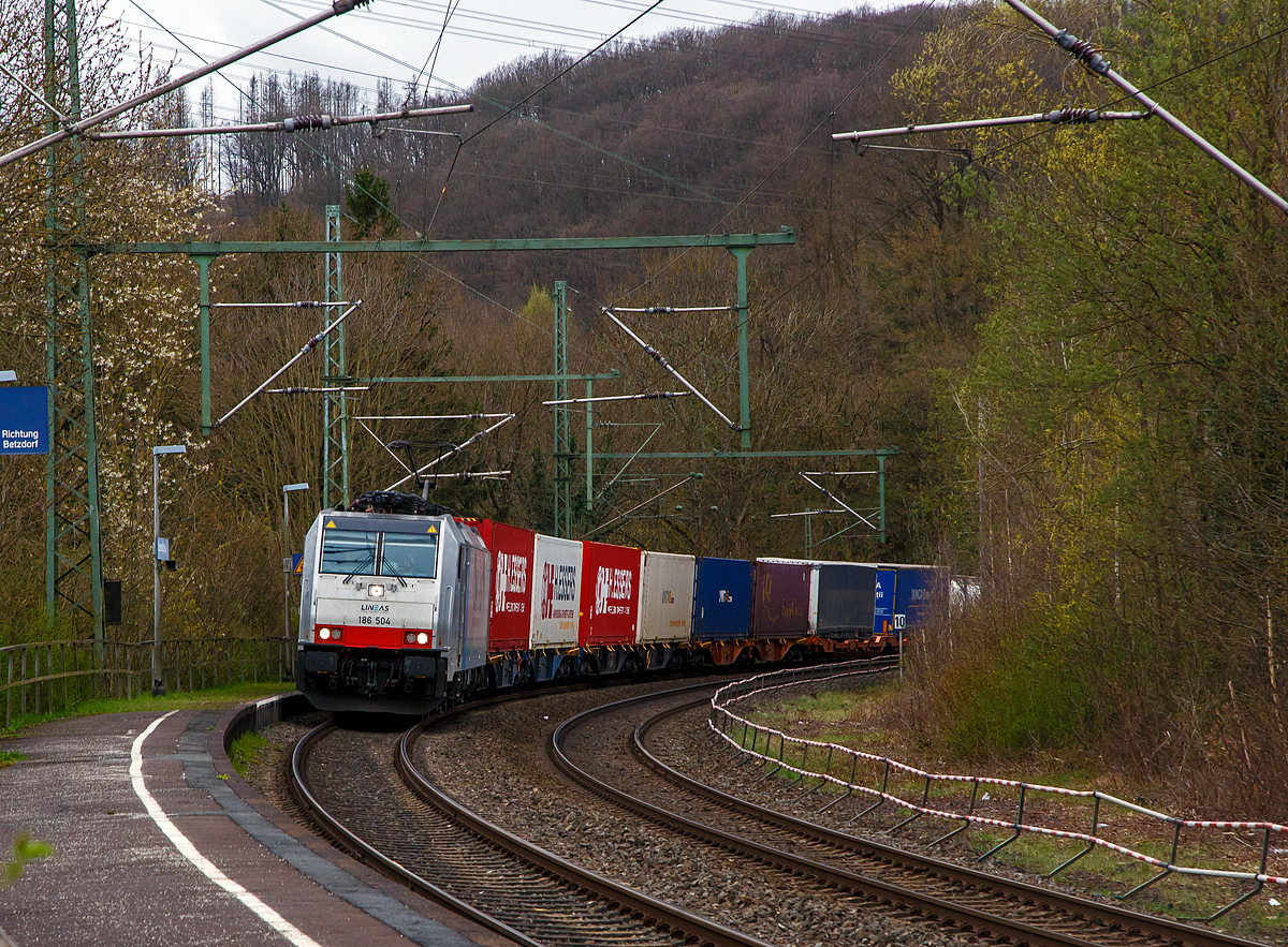 Die an die LINEAS Group NV/SA vermietete 186 504 (91 80 6186 504-7 D-Rpool) fährt am 08.04.2022 mit einem KLV-Zug durch den Bf Scheuerfeld (Sieg) in Richtung Siegen.

Die Bombardier TRAXX F140 MS(2E) wurde 2018 von Bombardier in Kassel unter der Fabriknummer KAS 35553 gebaut und an die Railpool ausgeliefert. Die Multisystemlokomotive hat die Zulassungen bzw. besitzt die Länderpakete für Deutschland, Österreich, Schweiz, Italien, Belgien und die Niederland (D/A/CH/I/B/NL).
