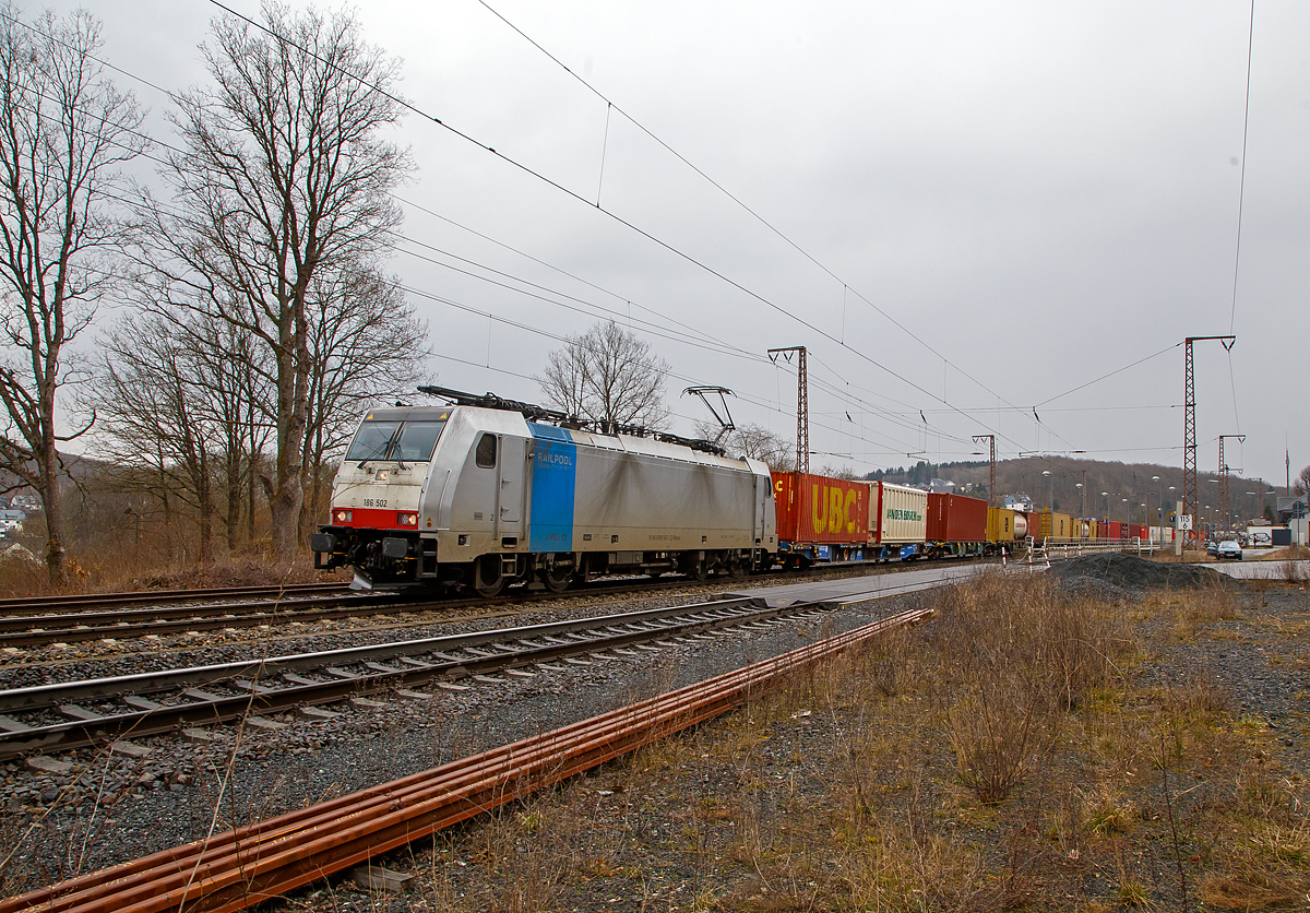 Die an die LINEAS vermietete Railpool 186 502 (91 80 6186 502-1 D-Rpool) fhrt am 18.03.2021 mit einem Containerzug durch Rudersdorf (Kr. Siegen), an der Dillstrecke (KBS 445), in nrdlicher Richtung.

Die Bombardier TRAXX F140 MS2E wurde 2017 von Bombardier in Kassel unter der Fabriknummer 35550 gebaut und 2019 an die Railpool ausgeliefert.Die Multisystemlokomotive hat die Zulassungen bzw. besitzt die Lnderpakete fr Deutschland, sterreich, Schweiz, Italien, Belgien und die Niederland (D/A/CH/I/B/NL).