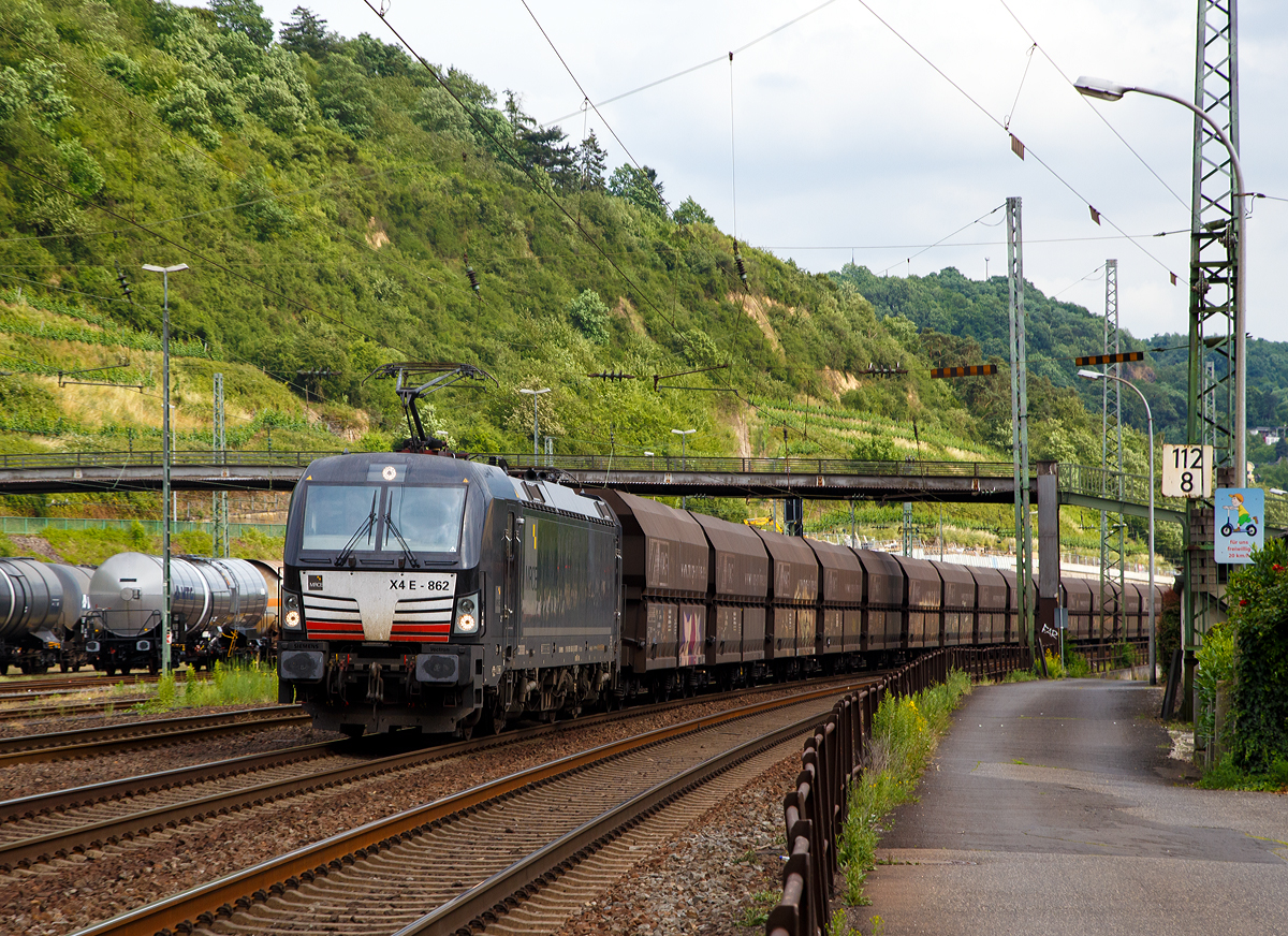 
Die an die NIAG (Niederrheinische Verkehrsbetriebe AG) vermietete MRCE X4 E - 862 (91 80 6193 862-0 D-DISPO) fährt am 16.06.2017 mit einem Schüttgutwagenzug durch Linz am Rhein in Richtung Norden. 

Die Siemens Vectron AC wurde 2014 von Siemens in München unter der Fabriknummer 21925 gebaut und an die MRCE (Mitsui Rail Capital Europe GmbH) in München geliefert.