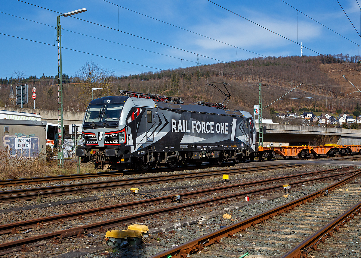 Die an die niederländische Rail Force One B.V. (Rotterdam) vermietete Siemens Vectron MS 193 623-6 (91 80 6193 623-6 D-DISPO) der MRCE Dispolok GmbH (München) fährt am 29.03.2021, mit einem KLV-Zug, durch Niederschelden auf der Siegstrecke in Richtung Köln.

Die Siemens Vectron MS wurde 2018 von Siemens Mobility GmbH in München-Allach unter der Fabriknummer 22503 gebaut und an die MRCE als X4 E – 623 geliefert. Diese Vectron Lokomotive ist als MS – Lokomotive (Mehrsystemlok) mit 6.400 kW konzipiert und zugelassen für Deutschland, Österreich, Ungarn, Polen, Tschechien, Slowakei, Rumänien und die Niederlande (D/A/H/PL/CZ/SK/RO/NL), sie hat eine Höchstgeschwindigkeit von 200 km/h.
