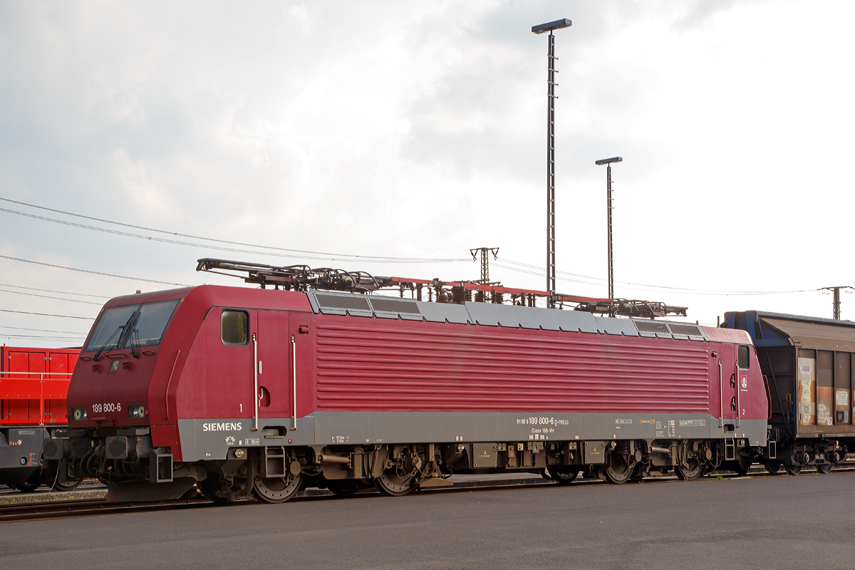 Die an die PRESS (Eisenbahnbau- und Betriebsgesellschaft Pressnitztalbahn mbH) vermietete 189 800 - 6  Meerane  (91 80 6189 800-6 D-PRESS) eine Siemens ES64F4  der MTEG - Muldental Eisenbahnverkehrsgesellschaft mbH ist am 24.05.2015 beim ICE-Bahnhof Montabaur, mit einigen Schiebewandwagen der Gattung Habiins und der LORAM Schienenschleifmaschine RG 48 II der Schweerbau, abgestellt. 

Die Lok wurde 2008 von Siemens unter der Fabriknummer 21608 gebaut und an die MTEG - Muldental Eisenbahnverkehrsgesellschaft mbH (Meerane) geliefert, fr die sie auch bis 2014 fuhr. Eingestellt ist sie bei der PRESS. Sie hat Lnderpaket VH (Class 189 – VH) und ist fr Deutschland, sterreich und Polen zugelassen.

Die Elektrolokomotive ES64F4 ist eine Variante der EuroSprinter-Lokfamilie von Siemens Mobility (vormals Siemens Transportation Systems) mit Vier-Stromsystem-Ausstattung. In Deutschland ist sie vor allem als Baureihe 189 der Deutschen Bahn im Einsatz. Sie ist in allen vier in Europa blichen Bahnstromsystemen einsetzbar. Fr die verschiedenen Bahngesellschaften knnen die jeweils erforderlichen Zugsicherungssystem-Komponenten als „Paket“ installiert werden.

Die Lokomotiven haben eine elektrische Bremse und Scheibenbremsen. Diese sind wegen der vergleichsweise geringen zulssigen Hchstgeschwindigkeit von 140 km/h und aus Kostengrnden als Radscheibenbremsen ausgefhrt und nicht, wie bei Lokomotiven des Typs ES 64 U2, auf gesonderten Bremswellen angebracht. Die Konstruktion der Lok ist aber so ausgelegt, dass auch eine Version mit einer Hchstgeschwindigkeit von 230 km/h mglich ist.

Der lgekhlte Transformator ist unterflur angeordnet, whrend er in der herkmmlichen Bauweise im Lok-Kasten untergebracht war. Dadurch wurde im Lokkasten ein durchgehender Mittelgang zwischen den Fhrerstnden ermglicht. Beiderseits des Mittelgangs befinden sich die Stromrichter-Gestelle. Je ein Stromrichtersatz versorgt die Fahrmotoren eines Drehgestelles. Er besteht aus Gleichrichtern, die die Sekundrspannung des Transformators zunchst in Gleichstrom umwandeln, sowie jeweils drei Motorstromrichterstzen. Zur Glttung der Zwischenkreis-Gleichspannung sind Sttzkondensatoren und Saugkreisdrosseln vorhanden. Die zeitlich versetzt taktenden Motorstromrichter formen den Gleichstrom in Drehstrom um und versorgen die Fahrmotoren einzeln. Dadurch knnen diese auch einzeln geregelt und der Reibwert Rad-Schiene optimal ausgenutzt werden.

Beim Betrieb in Gleichstrom-Netzen wird die Fahrleitungsspannung direkt in die Zwischenkreise eingespeist, wobei die Sekundrwicklungen des Trafos als Netzfilterdrossel genutzt werden.

Die Stromrichter ermglichen zusammen mit der elektrischen Bremse auch eine Bremsstrom-Rckspeisung mit einer Bremsleistung von theoretisch 6,4 MW. Die Bremskraft ist aber aus Grnden der Entgleisungssicherheit auf 150 kN begrenzt.

Technische Daten:
Spurweite: 1.435 mm (Normalspur)
Achsformel: Bo’Bo’
Lnge ber Puffer: 19.580 mm
Drehgestellachsstand:  2.900 mm
Dienstgewicht: 87 t
Stundenleitung: 6.400 kW bei 15 kV / 25 kV AC; 6.000 kW bei 3 kV DC und 3.000 kW bis 4.200 kW bei 1,5 kV DC
Anfahrzugkraft: 300 kN
Hchstgeschwindigkeit: 140 km/h
Stromsysteme: 15 kV, 16,7 Hz AC ;  25 kV, 50 Hz AC ; 1,5 kV und 3 kV DC