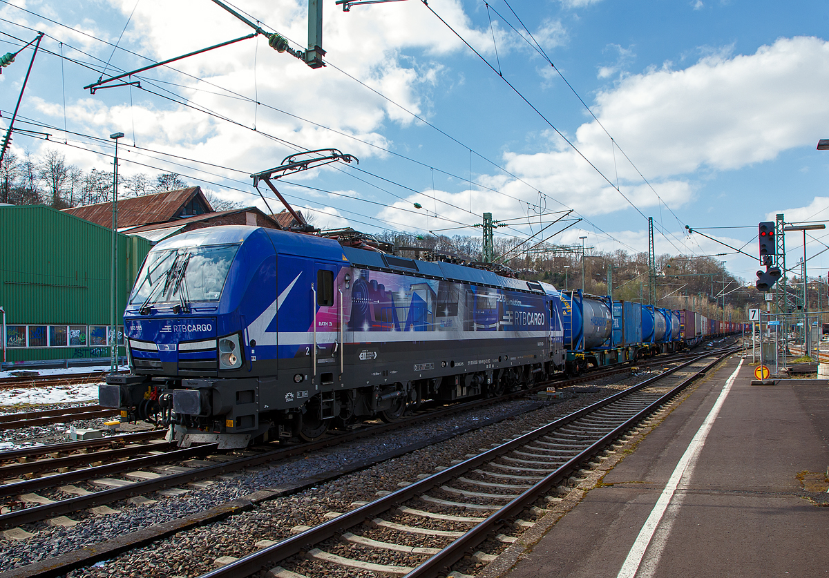 Die an die RTB CARGO vermietete Siemens Vectron MS 193 565 (91 80 6193 565-9 D-ELOC) der ELL Germany GmbH (European Locomotive Leasing) fährt am 08.04.2021 mit einem langen KLV-Zug durch Betzdorf (Sieg) in Richtung Siegen.

Die Siemens Vectron MS der Variante A54 - 6.4 MW wurde 2020 von Siemens in München-Allach unter der Fabriknummer 22875 gebaut. Sie hat die Zulassungen für Deutschland, Österreich, Ungarn, Rumänien, Belgien und die Niederlande. Nach meiner Sichtung sind auch Polen, Tschechien und die Slowakei vorgesehen, aber diese (SK/PL/CZ) sind noch durchgestrichen.