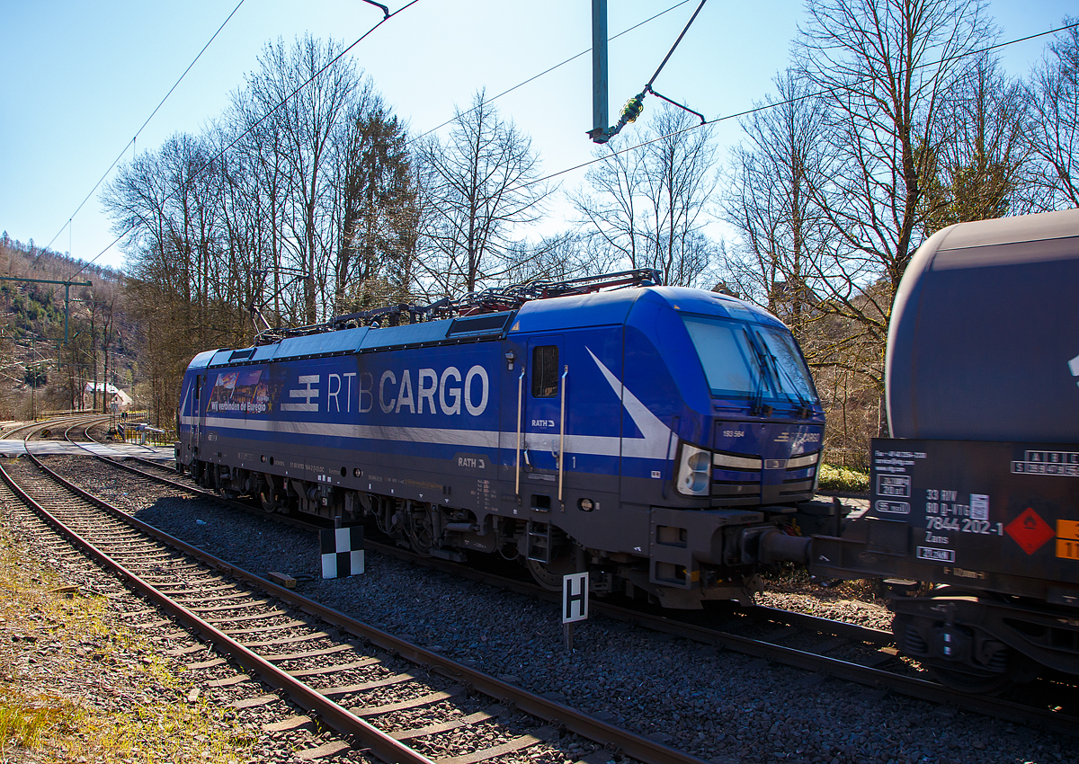 Die an die RTB CARGO vermietete Siemens Vectron MS 193 564 „Wij verbinden de Euregio“ (91 80 6193 564-2 D-ELOC) der ELL Germany GmbH (European Locomotive Leasing) fährt am 18.03.022 mit einem Kesselwagenzug durch Kirchen (Sieg) in Richtung Köln.
 
Die Siemens Vectron MS der Variante A54 - 6.4 MW wurde 2020 von Siemens in München-Allach unter der Fabriknummer 22874  gebaut. Sie hat die Zulassungen für Deutschland, Österreich, Ungarn, Rumänien, Belgien und die Niederlande. Nach meiner Sichtung sind auch Polen, Tschechien und die Slowakei vorgesehen, aber diese (SK/PL/CZ) sind noch durchgestrichen.