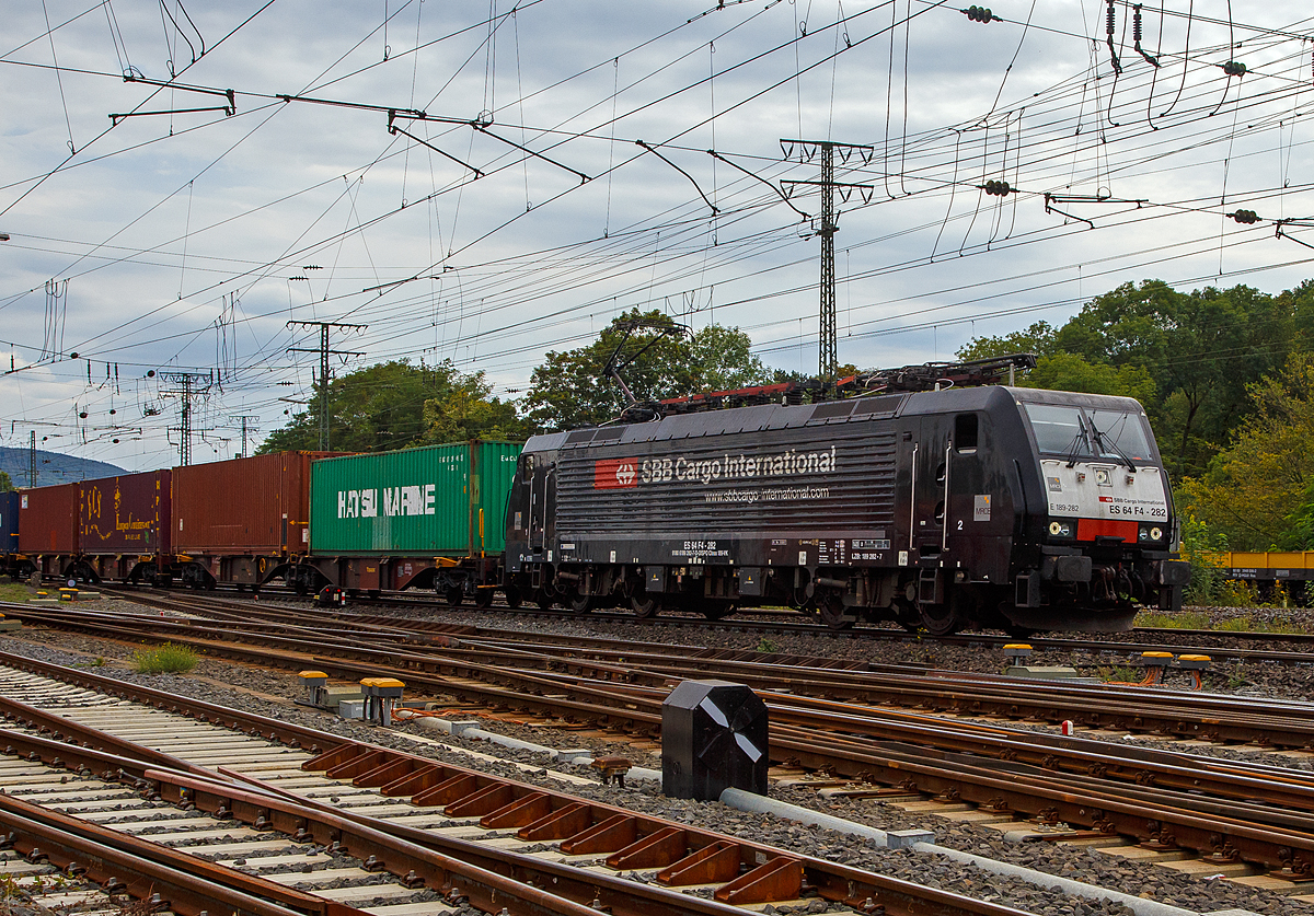 
Die an die SBB Cargo International AG vermietete MRCE ES 64 F4 – 282 bzw. E 189-983 (91 80 6189 282-7 D-DISPO Class 189-VK) fährt am 04.09.2020 mit einem Containerzug durch Koblenz-Lützel in Richtung Norden.

Die Siemens EuroSprinter wurde 2009 von Siemens in München unter der Fabriknummer 21636 gebaut. Diese Lok hat Zulassung für Deutschland, Österreich, Niederlande und Rumänien.

Die BR 189 (Siemens ES64F4) hat eine Vier-Stromsystem-Ausstattung. Sie ist in allen vier in Europa üblichen Bahnstromsystemen einsetzbar. Diese hier hat die Variante K (Class 189-VK) und besitzt die Zugbeeinflussungssysteme LZB/PZB, ETCS und ATB für den Einsatz in Deutschland und den Niederlanden.
Die Stromabnehmerbestückung ist folgende: 
Pos. 1: DE, AT, NL (AC), DK, CZ (AC), HR (AC), HU, RO
Pos. 2: NL (DC), CZ (DC), FR (DC), SK, LU (DC)
Pos. 3: NL (DC), CZ (DC), FR (DC), SK, LU (DC)
Pos. 4: DE, AT, NL (AC), DK, CZ (AC), HR (AC), HU, RO