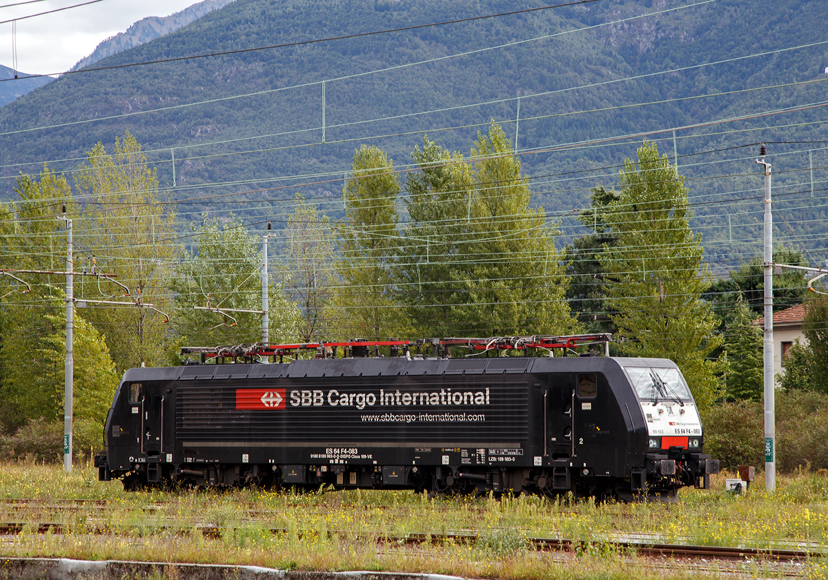 Die an die SBB Cargo International AG vermietete MRCE-Dispolok ES 64 F4 - 083 bzw. 189 983-0 (91 80 6189 983-0 D-DISPO Class 189 VE) am 15.09.2017 abgestellt  beim Bahnhof Domodossola. 

Die Siemens EuroSprinter wurde 2009 von Siemens in München unter der Fabriknummer 21636 gebaut. 

Die BR 189 (Siemens ES64F4) hat eine Vier-Stromsystem-Ausstattung. Sie ist in allen vier in Europa üblichen Bahnstromsystemen einsetzbar. Diese hier hat die Variante E und besitzt die Zugbeeinflussungssysteme LZB/PZB, ETCS, SCMT, ZUB, INTEGRA und ATB für den Einsatz in Deutschland, Österreich, Schweiz, Italien, Niederlande, Slowenien, Kroatien und Rumänien. 

Die Stromabnehmerbestückung ist folgende: 
Pos. 1: CH, FR (AC), LU (AC), BE (AC) 
Pos. 2: IT, SI, HR (DC) 
Pos. 3: NL (DC), CZ (DC), FR (DC), SK, LU (DC) 
Pos. 4: DE, AT, NL (AC), DK, CZ (AC), HR (AC), HU, RO
