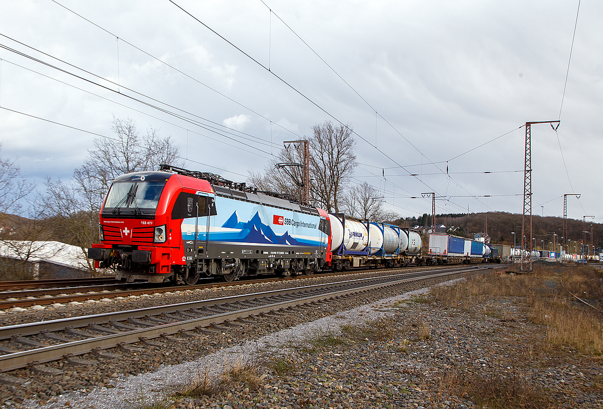 Die an die SBB Cargo International AG vermietete Vectron 193 477- 7  Fulda   (91 80 6193 477-7 D-SIEAG) der LokRoll AG (eingestellt bei Siemens Mobility, Mnchen) fhrt am 11.03.2021 mit einem HUPAC-KLV/Container-Zug durch Rudersdorf (Kr. Siegen) in nrdlicher Richtung.

Die Siemens Vectron MS wurde 2018 von Siemens Mobilitiy in Mnchen-Allach unter der Fabriknummer 22322 gebaut. Die Vectron AC hat eine Leistung von 6,4 MW und ist Zugelassen in Deutschland, sterreich, Schweiz und Italien.
