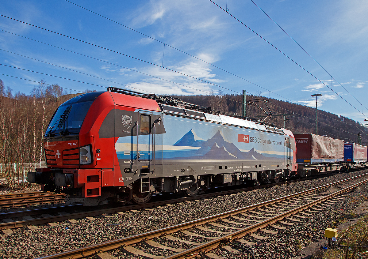 Die an die SBB Cargo International AG vermietete Vectron 193 463-7  Duisburg  (91 80 6193 463-7 D-SIEAG) der LokRoll AG (eingestellt bei Siemens Mobility, Mnchen) fhrt am 20.03.2021, mit einem Winner-Zug (einem KLV-Zug) ber die Siegstrecke (KBS 460) durch Niederschelden in Richtung Siegen.

Die Siemens Vectron MS wurde 2018 von Siemens Mobilitiy in Mnchen-Allach unter der Fabriknummer 22289 gebaut. Die Vectron AC hat eine Leistung von 6,4 MW und ist Zugelassen in Deutschland, sterreich, Schweiz und Italien.

Unter Einbindung des Infrastrukturfonds von der Reichmuth Infrastruktur Schweiz AG hat die LokRoll AG bei Siemens 18 Mehrsystem-Lokomotiven des Typs Vectron gekauft. Sie sind fr den grenzberschreitenden Verkehr auf dem Korridor Deutschland, sterreich, Schweiz und nach Italien vorgesehen.

Zustzlich zu den nationalen Zugsicherungssystemen sind alle Lokomotiven mit dem europischen Zugsicherungssystem ETCS ausgestattet. Die Loks verfgen ber eine maximale Leistung von 6.400 KW und eine Hchstgeschwindigkeit von 160 km/h. LokRoll hat die Lokomotiven fr 15 Jahre an die SBB Cargo International verleast. SBB Cargo International gehrt zu 75% der SBB-Gterverkehrstochter SBB Cargo und zu 25% der Hupac AG, die im kombinierten Verkehr Strae-Schiene aktiv ist.
