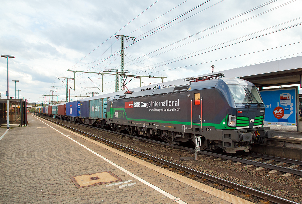 Die an die SBB Cargo International AG vermietete 193 201 (91 80 6193 201-1 D-ELOC) eine Siemens Vectron AC (6.4 MW - 160 km/h, zugel. in D/A/H/RO) der ELL - European Locomotive Leasing fährt am 30.04.2016 mit einem Containerzug durch den Bf. Fulda in Richtung Norden. 

Die Lok wurde 2015 von Siemens unter der Fabriknummer 21974 gebaut.