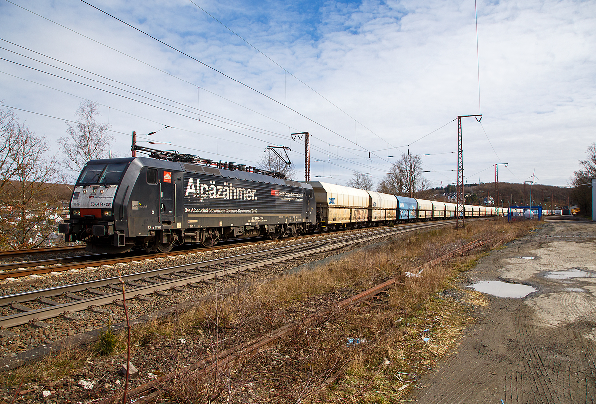 Die an die SBB Cargo International AG vermietete MRCE Dispolok E 189-284 bzw. ES 64 F4 - 284 / LZB 189 284-3 (91 80 6189 284-3 D-DISPO Class 189-VK) fährt am 20.03.2021 mit einem Kohlenzug (4-achsige offene Schüttgutwagen mit schlagartiger Schwerkraftentladung der Gattung Falns), durch Rudersdorf (Kr. Siegen) über die Dillstrecke (KBS 445) in nördlicher Richtung. Die Lok trägt die Werbung: „Alpäzähmer. Die Alpen sind bezwungen: Gotthard-Basistunnel 2016“, wobei diese Lok den Gotthard-Basistunnel noch nicht gesehen hat oder sehen wird, da ihr die Zulassung für die Schweiz fehlt.

Die Siemens EuroSprinter wurde 2009 von Siemens in München unter der Fabriknummer 21490 gebaut. Diese Lok hat Zulassung für Deutschland, Österreich und die Niederlande.

Die BR 189 (Siemens ES64F4) hat eine Vier-Stromsystem-Ausstattung. Sie ist in allen vier in Europa üblichen Bahnstromsystemen einsetzbar. Diese hier hat die Variante K (Class 189-VK) und besitzt die Zugbeeinflussungssysteme LZB/PZB, ETCS und ATB für den Einsatz in Deutschland, Österreich und den Niederlanden.
Die Stromabnehmerbestückung ist folgende: 
Pos. 1: D, A, NL (AC)
Pos. 2: NL (DC)
Pos. 3: NL (DC)
Pos. 4: D, A, NL (AC)

TECHNISCHE DATEN:
Spurweite: 1.435 mm (Normalspur)
Achsformel: Bo’Bo’
Länge über Puffer: 19.580 mm
Achsabstand im Drehgestell:  2.900 mm
Dienstgewicht: 87 t
Stundenleitung: 6.400 kW bei 15 kV / 25 kV AC; 6.000 kW bei 3 kV DC und 3.000 kW bis 4.200 kW bei 1,5 kV DC
Anfahrzugkraft: 300 kN
Maximale Dauerzugkraft bis 84 km/h; 270 kN
Höchstgeschwindigkeit: 140 km/h
Stromsysteme: 15 kV, 16,7 Hz AC ;  25 kV, 50 Hz AC ; 1,5 kV und 3 kV DC
