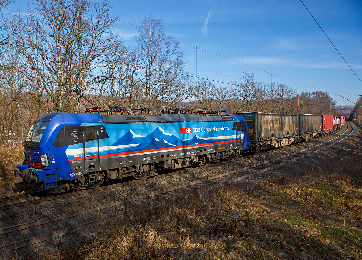 Die an die SBB Cargo International vermietete 193 516 „Aare“ (91 80 6193 516-2 D-SIEAG) der SüdLeasing GmbH (Stuttgart, eingestellt in Deutschland durch Siemens) fährt am 13.03.2022, mit einem KLV-Zug, über den Rudersdorfer Viadukt in Richtung Siegen.

Die Siemens Vectron MS wurde 2019 von Siemens Mobilitiy in München-Allach unter der Fabriknummer 22629 gebaut. Eigentümer ist die Südleasing GmbH in Stuttgart (LBBW-Tochter) die 20 dieser Loks an die SBB Cargo International vermietet hat, eingestellt sind sie in Deutschland durch die Siemens Mobilitiy. Es besteht zudem eine Option für 20 weitere Fahrzeuge.

Diese Mehrsystem-Loks sind für den Einsatz auf dem Rhein-Alpen-Korridor vorgesehen und sind für den Betrieb in Deutschland, Österreich, Schweiz, Italien und den Niederlanden (DACHINL) ausgelegt. Sie verfügen über eine Leistung von 6,4 MW (160 km/h) und sind neben den nationalen Zugsicherungssystemen mit dem Europäischen Zugsicherungssystem (ETCS) ausgestattet. 