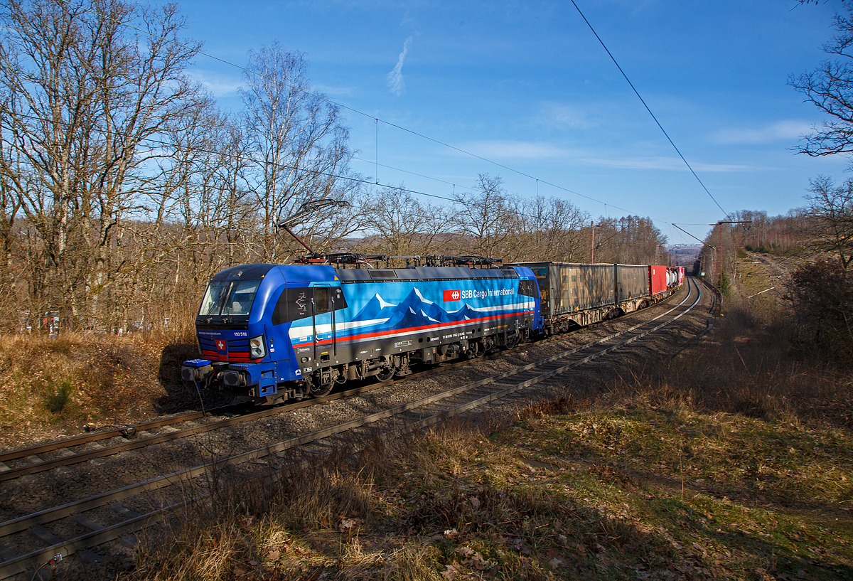 Die an die SBB Cargo International vermietete 193 516 „Aare“ (91 80 6193 516-2 D-SIEAG) der SüdLeasing GmbH (Stuttgart, eingestellt in Deutschland durch Siemens) fährt am 13.03.2022, mit einem KLV-Zug, über den Rudersdorfer Viadukt in Richtung Siegen.

Die Siemens Vectron MS wurde 2019 von Siemens Mobilitiy in München-Allach unter der Fabriknummer 22629 gebaut. Eigentümer ist die Südleasing GmbH in Stuttgart (LBBW-Tochter) die 20 dieser Loks an die SBB Cargo International vermietet hat, eingestellt sind sie in Deutschland durch die Siemens Mobilitiy. Es besteht zudem eine Option für 20 weitere Fahrzeuge.

Diese Mehrsystem-Loks sind für den Einsatz auf dem Rhein-Alpen-Korridor vorgesehen und sind für den Betrieb in Deutschland, Österreich, Schweiz, Italien und den Niederlanden (DACHINL) ausgelegt. Sie verfügen über eine Leistung von 6,4 MW (160 km/h) und sind neben den nationalen Zugsicherungssystemen mit dem Europäischen Zugsicherungssystem (ETCS) ausgestattet. 