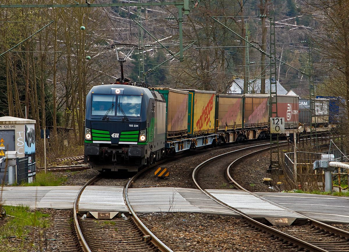 Die an die TX Logistik AG (Troisdorf) vermietete Siemens Vectron AC 193 234 (91 80 6193 234-2 D-ELOC) der European Locomotive Leasing, fhrt am 20.04.2021 mit einem KLV-Zug durch Kirchen (Sieg) in Richtung Siegen. 

Die Siemens Vectron AC  wurde 2016 von Siemens Mobilitiy in Mnchen-Allach unter der Fabriknummer 21978 gebaut. Diese Vectron Lokomotive ist als AC– Lokomotive (Wechselstrom-Variante) mit 6.400 kW konzipiert und zugelassen fr Deutschland, sterreich, Ungarn und Rumnien (D/A/H/RO).