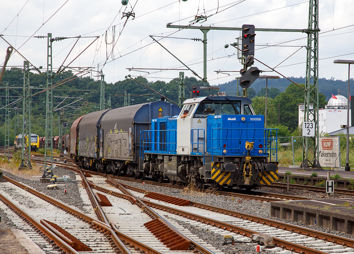 
Die an die WEBA (Westerwaldbahn GmbH) vermietete 271 009-3 (92 80 1271 009 3 D-WLH) der WLH (Westflische Lokomotiv-Fabrik Reuschling GmbH & Co. KG, Hattingen), ex CFL Cargo 1104 ( 92 82 0001 104-9 L-CFLCA), rangiert einen bergabegterzug am 27.07.2016 in Betzdorf (Sieg) in den Abstellbereich. 

Die  MaK G 1000 BB wurde 2004 von Vossloh in Kiel unter der Fabriknummer 5001530 gebaut.