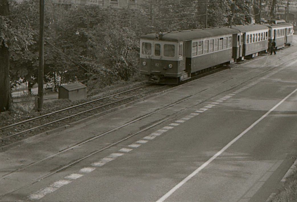 Die Arbeit des Kondukteurs (Schaffners) war mitten auf der Strasse nicht ungefährlich. SZB Pendelzug mit Steuerwagen 82 - vermutlich auf der damals noch durchgehenden Linie Bern - Unterzollikofen -Zollikofen Bahnhof - am Tierspital (heute: Henkerbrünnli). 21.September 1965 