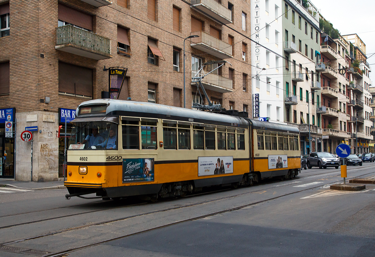 
Die ATM Tram 4602 fährt am 14.09.2017 als Fahrschulfahrzeug auf der Via Fabio Filzi in Mailand, nähe Milano Centrale.

Von der Tram ATM Serie 4600 wurden 1955 von Stanga in Padua  13 Fahrzeuge gebaut (4601–4613), die elektrische Ausrüstung ist von TIBB, 10 Fahrzeuge sind heute noch im Einsatz. Die Entwicklung basiert auf der Serie 5300, jedoch sind diese hier als 2 teilige Gelenktriebwagen ausgeführt.  Ähnlich (fast baugleich) ist die ATM Serie 4700 jedoch wurden diese 20 Fahrzeuge 1956 bis 1960 von Breda und TIBB gebaut.

Technische Daten:
Spurweite: 1.435 mm
Achsformel: Bo' 2' Bo'
Stromsystem: 550 V DC (=)
Baujahr: 1955
Länge über alles: 19.840 mm
Achsabstand im Drehgestell: 1.800 mm
Drehzapfenabstände: 6.300 mm
Lauf- und Treibraddurchmesser: 680 mm
Breite: 2.400 mm
Höhe: 3.212 mm
Dienstgewicht: 26,5 t
Sitzplätze: 36
Stehplätze: 139
Fußbodenhöhe: 880 mm
Leistung: 4 x 55 kW (220 kW)
Höchstgeschwindigkeit: 45 km/h
Motoren: 4 Stück vom Typ TIBB GLM 0300